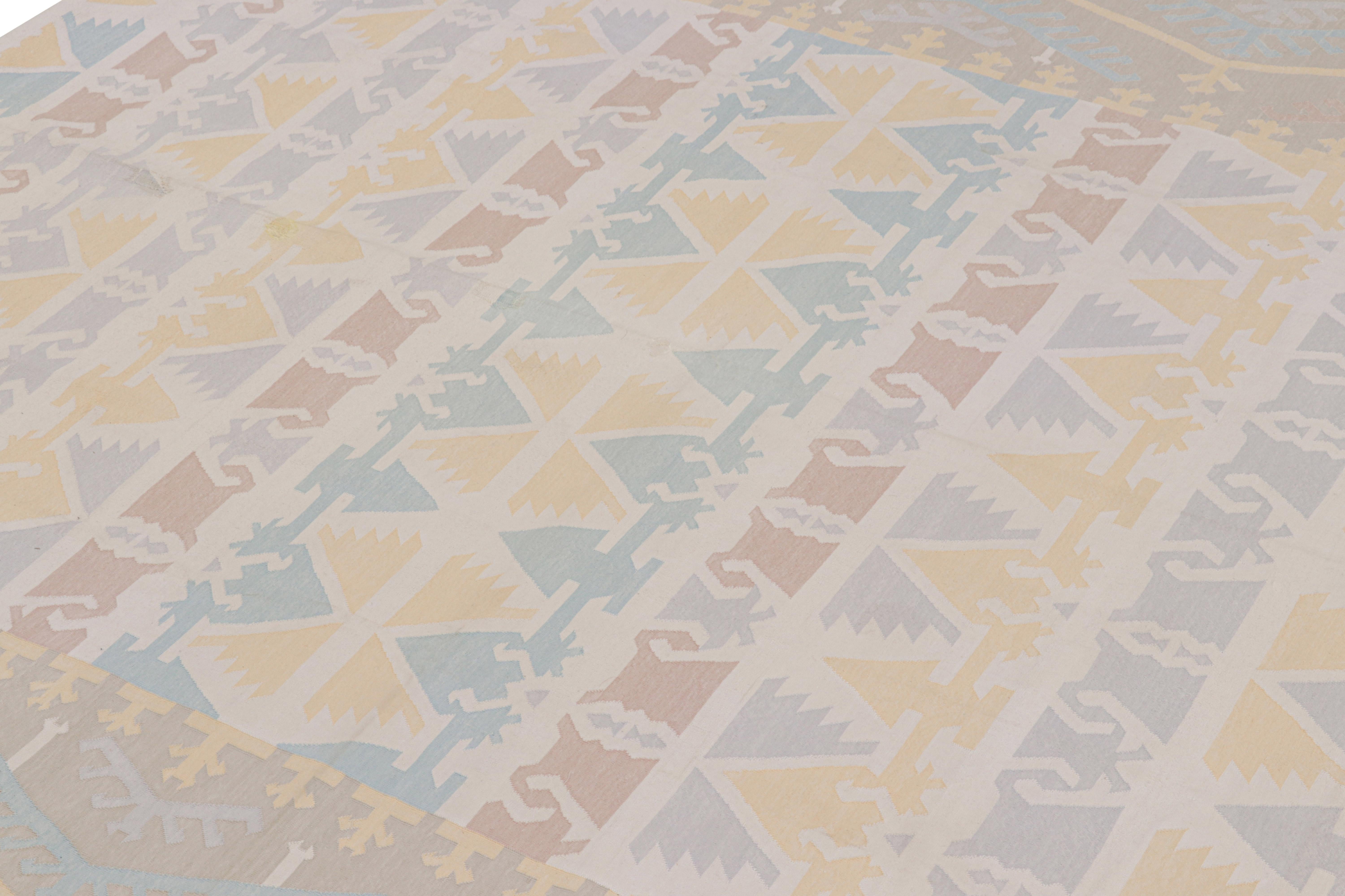 Ce tissage plat contemporain 6x9 Dhurrie est une nouvelle entrée passionnante dans la collection estimée de Rug & Kilim, qui peut être personnalisée. Tissé à la main en coton, il s'agit d'une version moderne des tissages plats anciens et vintage de