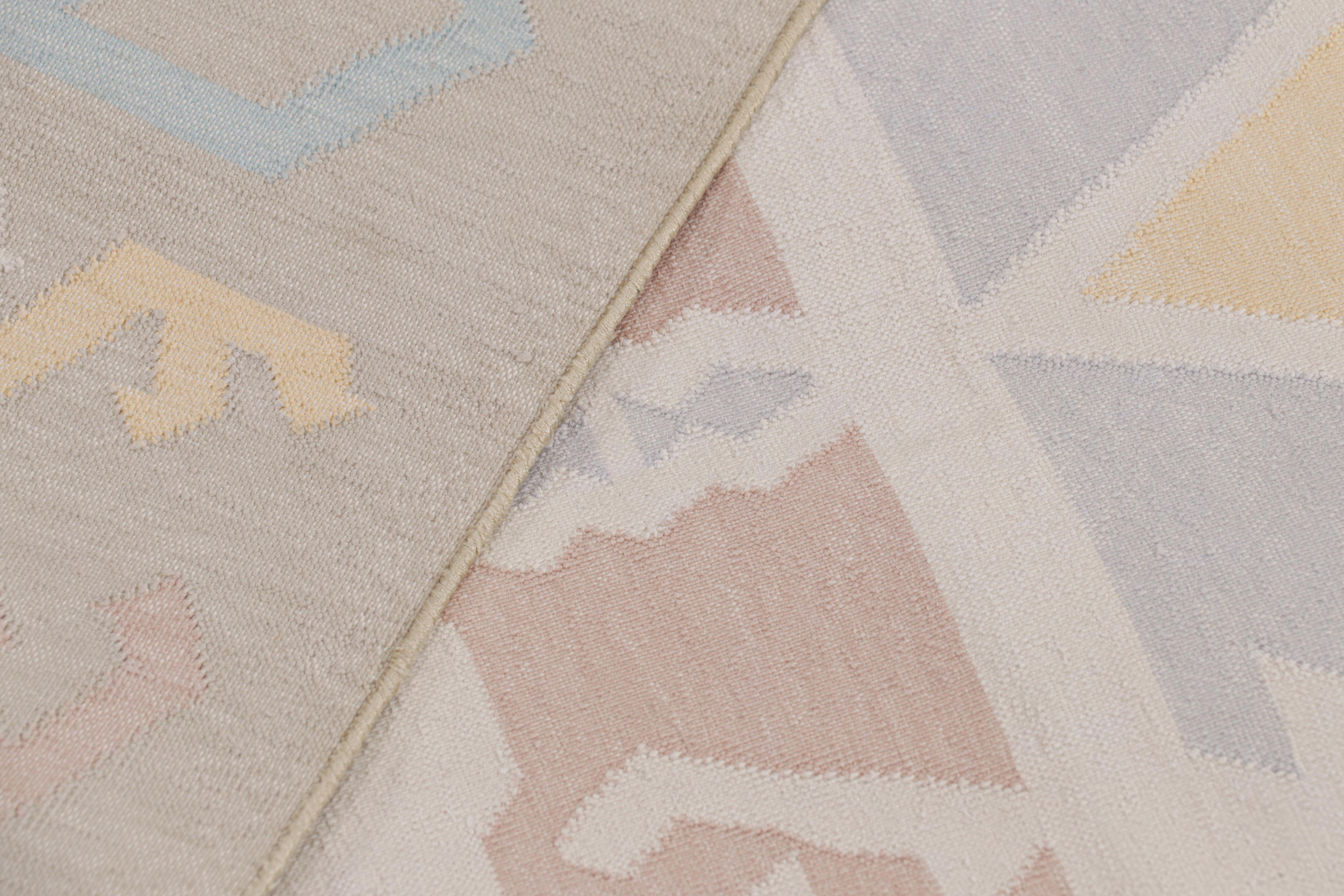 Coton Tapis Dhurrie contemporain de Rug & Kilim aux tons pastels et aux motifs géométriques en vente