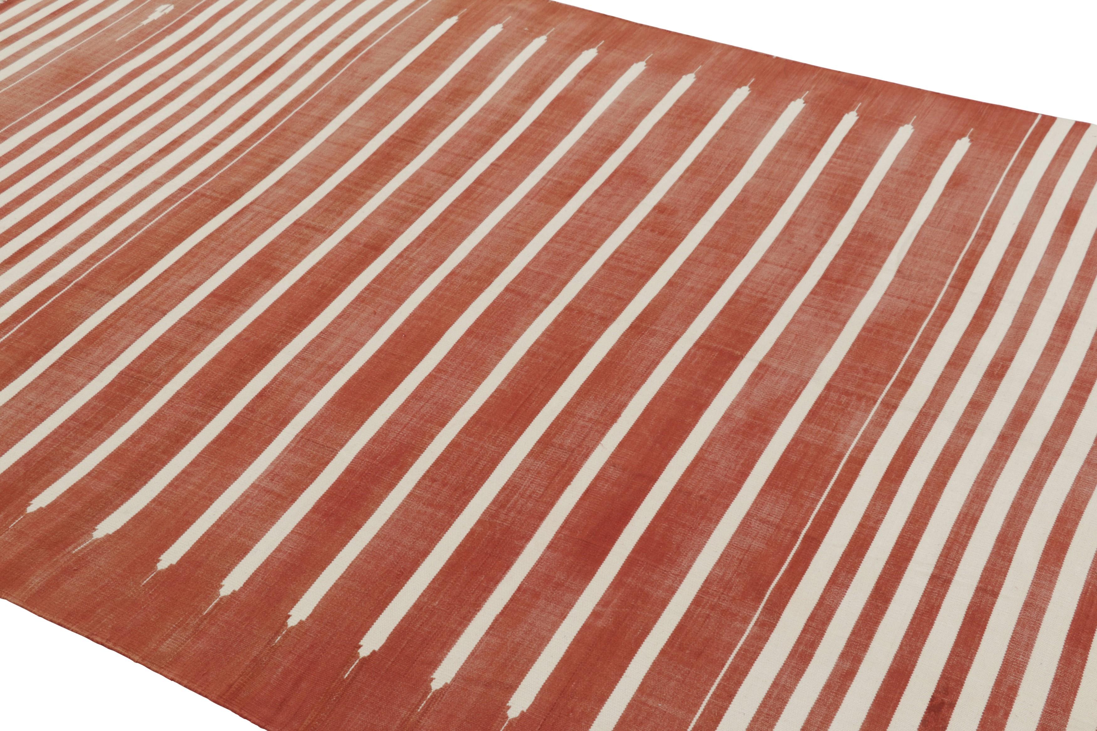 Dieses zeitgenössische 6x9 Dhurrie-Flachgewebe ist ein aufregender Neuzugang in der geschätzten Kollektion von Rug & Kilim, die nach Maß gefertigt wird. Dieses handgewebte Baumwollgewebe ist eine moderne Interpretation antiker und alter