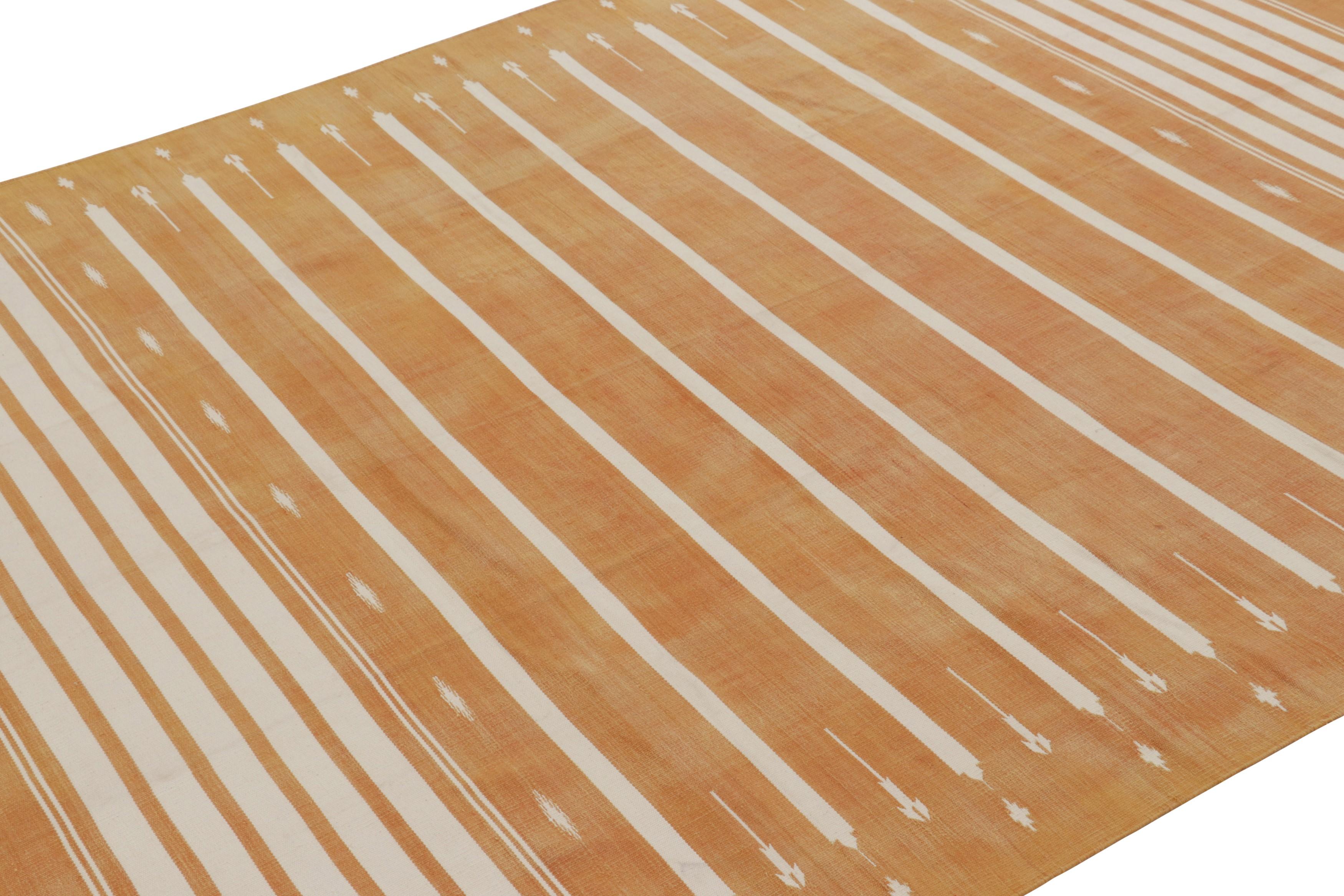 Dieses zeitgenössische 6x9 Dhurrie-Flachgewebe ist ein aufregender Neuzugang in der geschätzten Kollektion von Rug & Kilim, die nach Maß gefertigt wird. Dieses handgewebte Baumwollgewebe ist eine moderne Interpretation antiker und alter