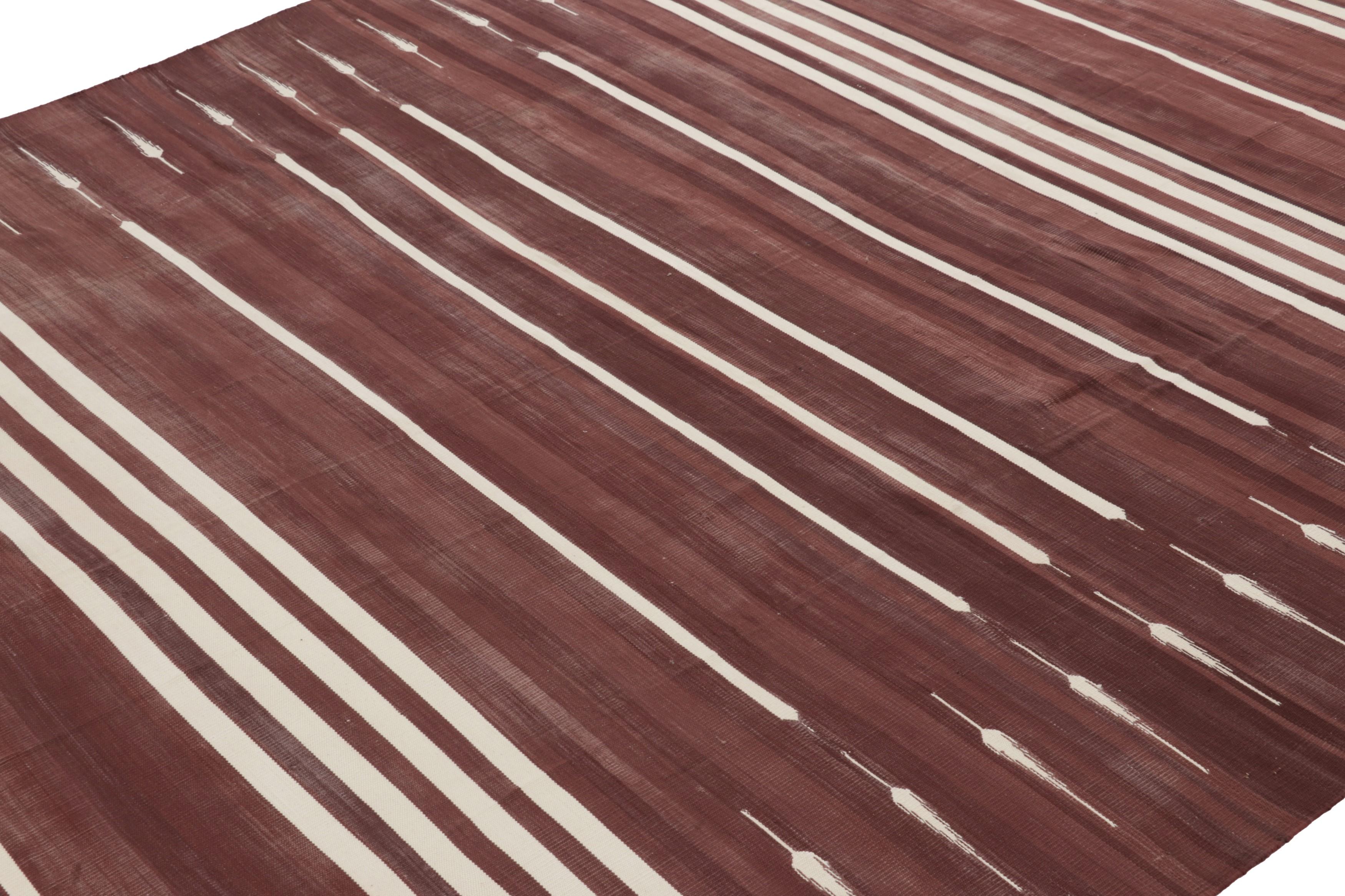 Dieses zeitgenössische 7x10 Dhurrie-Flachgewebe ist ein aufregender Neuzugang in der geschätzten Kollektion von Rug & Kilim, die nach Maß gefertigt wird. Dieses handgewebte Baumwollgewebe ist eine moderne Interpretation antiker und alter