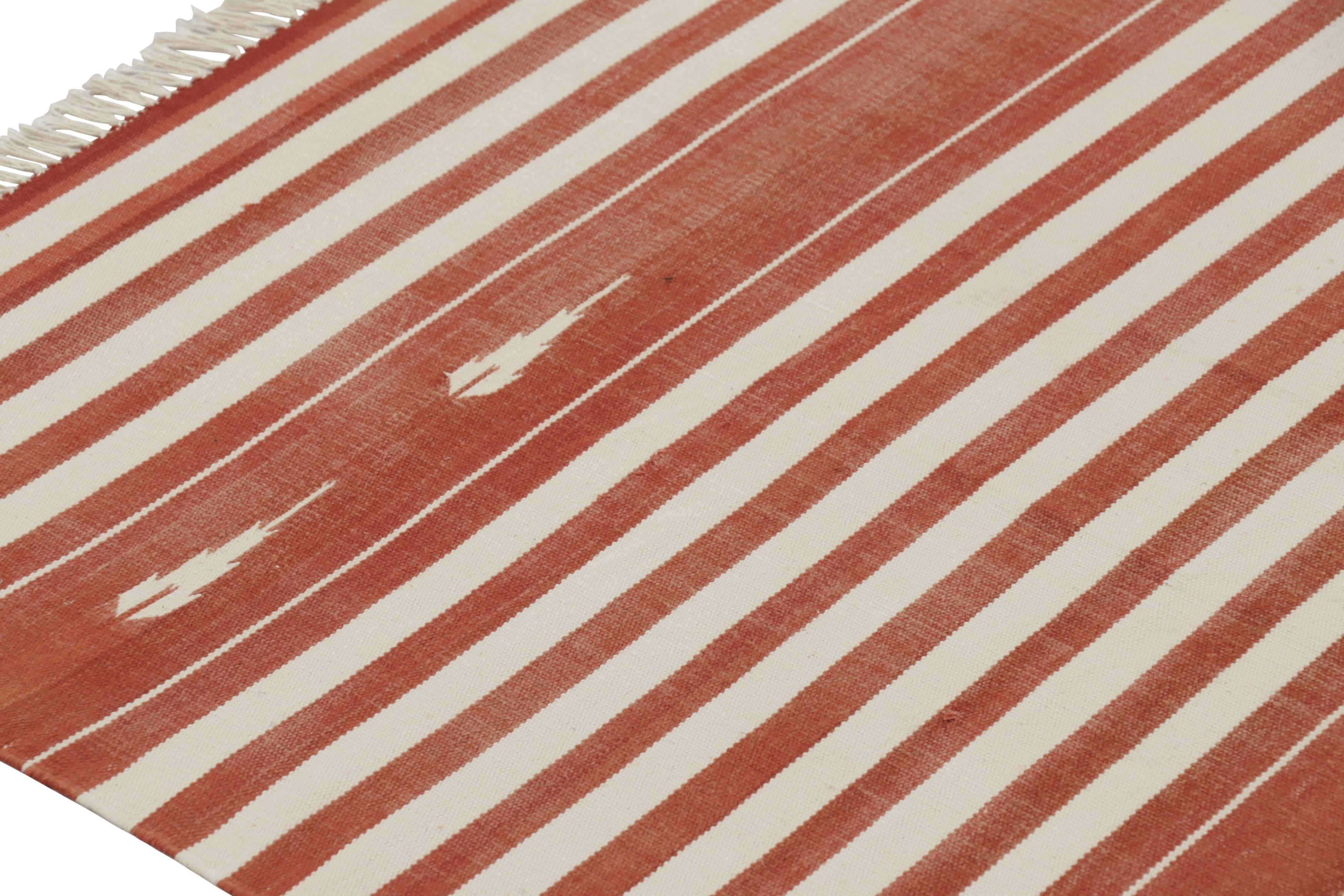 Rug & Kilim's zeitgenössischer Dhurrie-Teppich in Rost und weißen Streifen (Kelim) im Angebot
