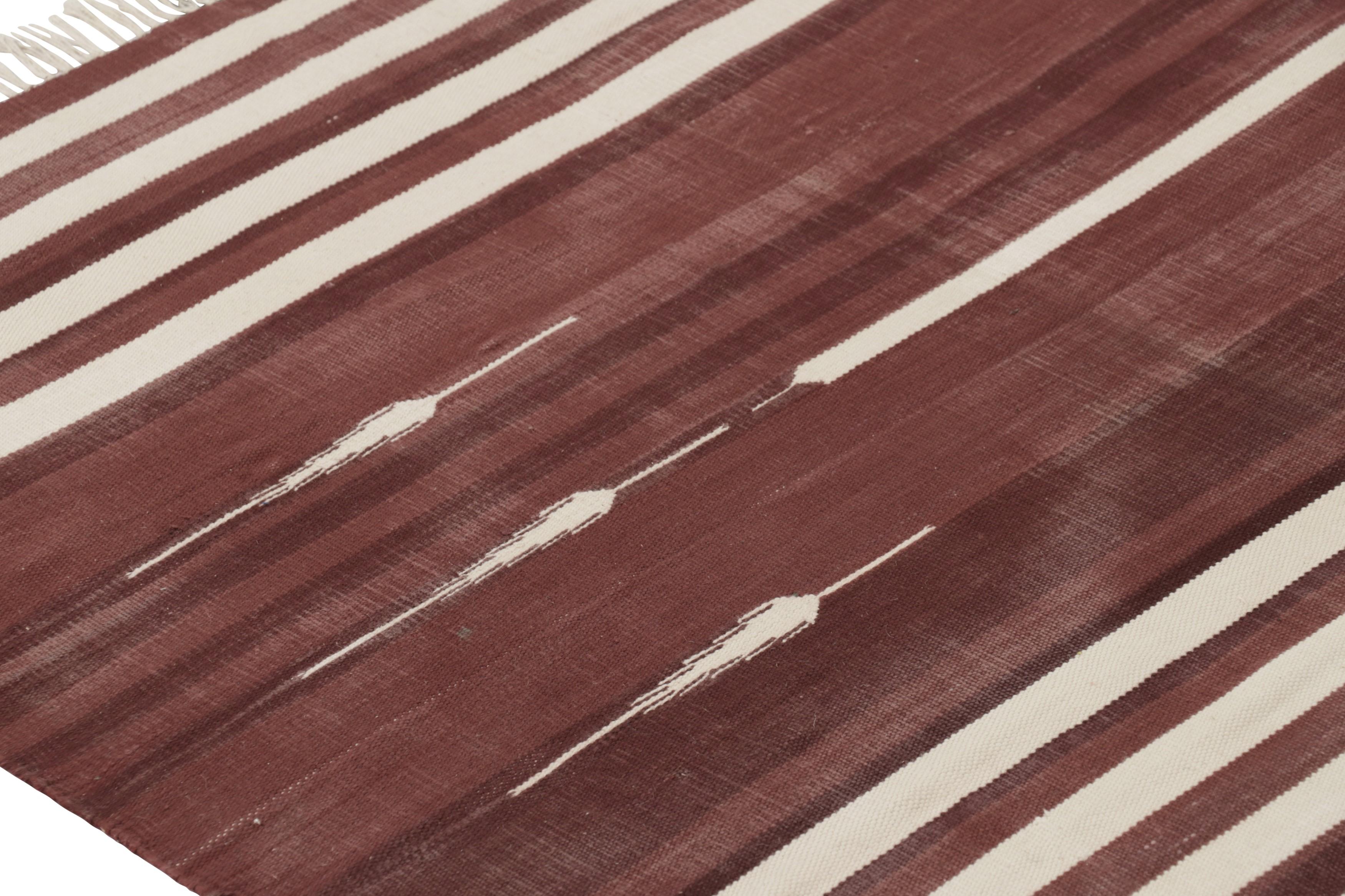 Rug & Kilim's zeitgenössischer Dhurrie-Teppich in Rost und weißen Streifen (Kelim) im Angebot