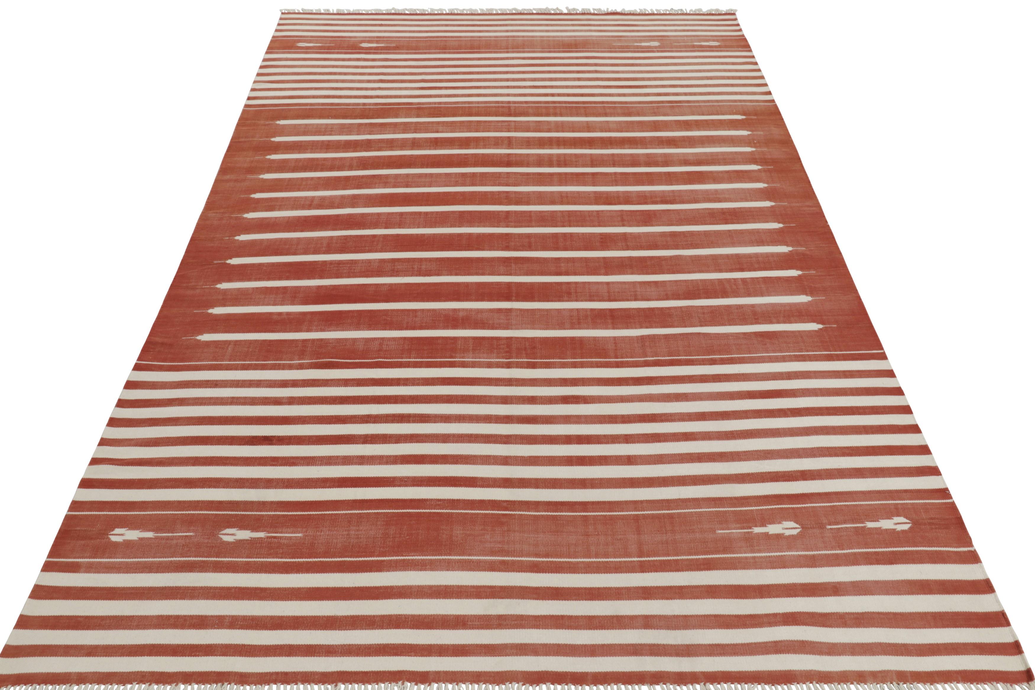 Rug & Kilim's zeitgenössischer Dhurrie-Teppich in Rost und weißen Streifen (Indisch) im Angebot