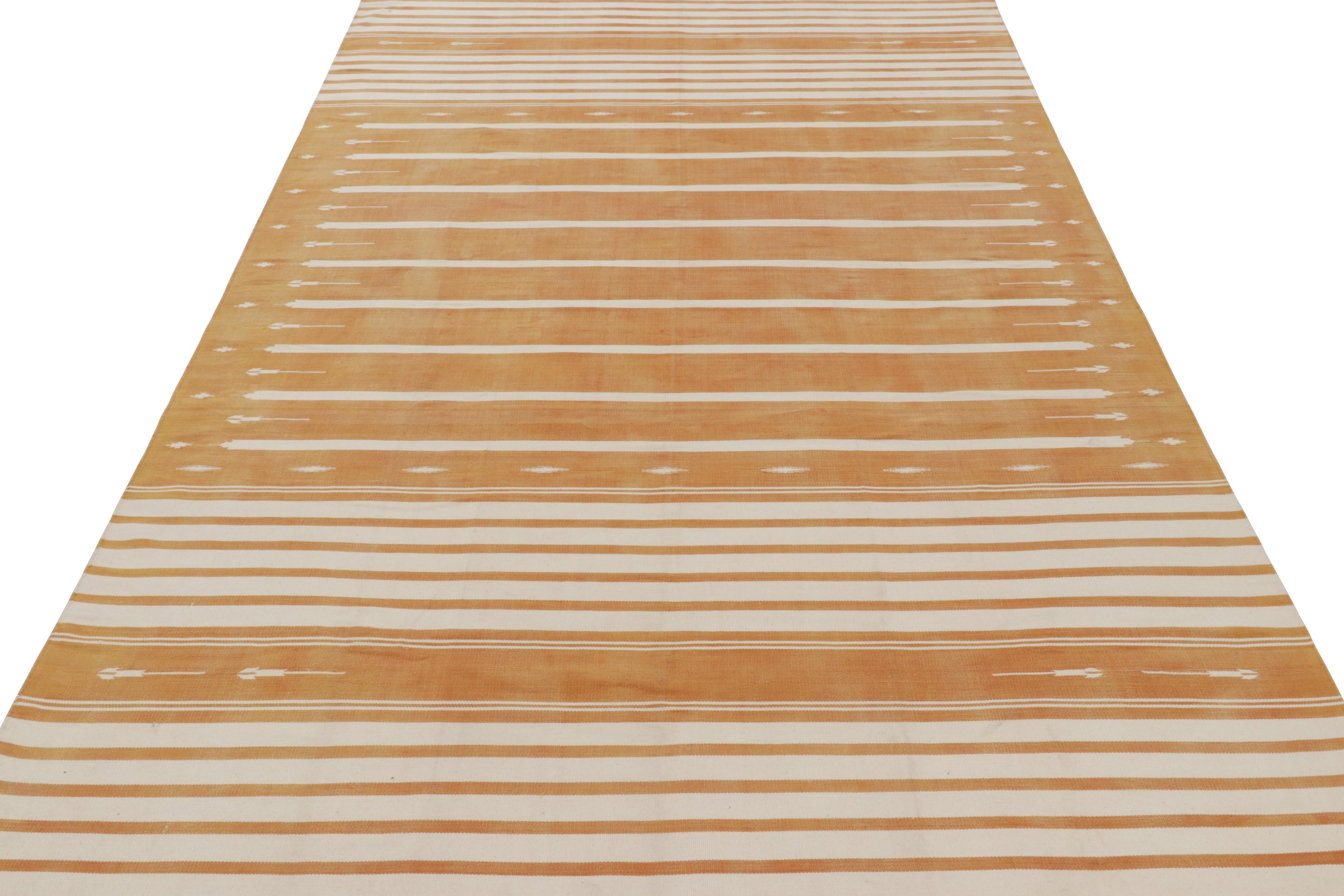 Rug & Kilim's zeitgenössischer Dhurrie-Teppich in Rost und weißen Streifen (Indisch) im Angebot