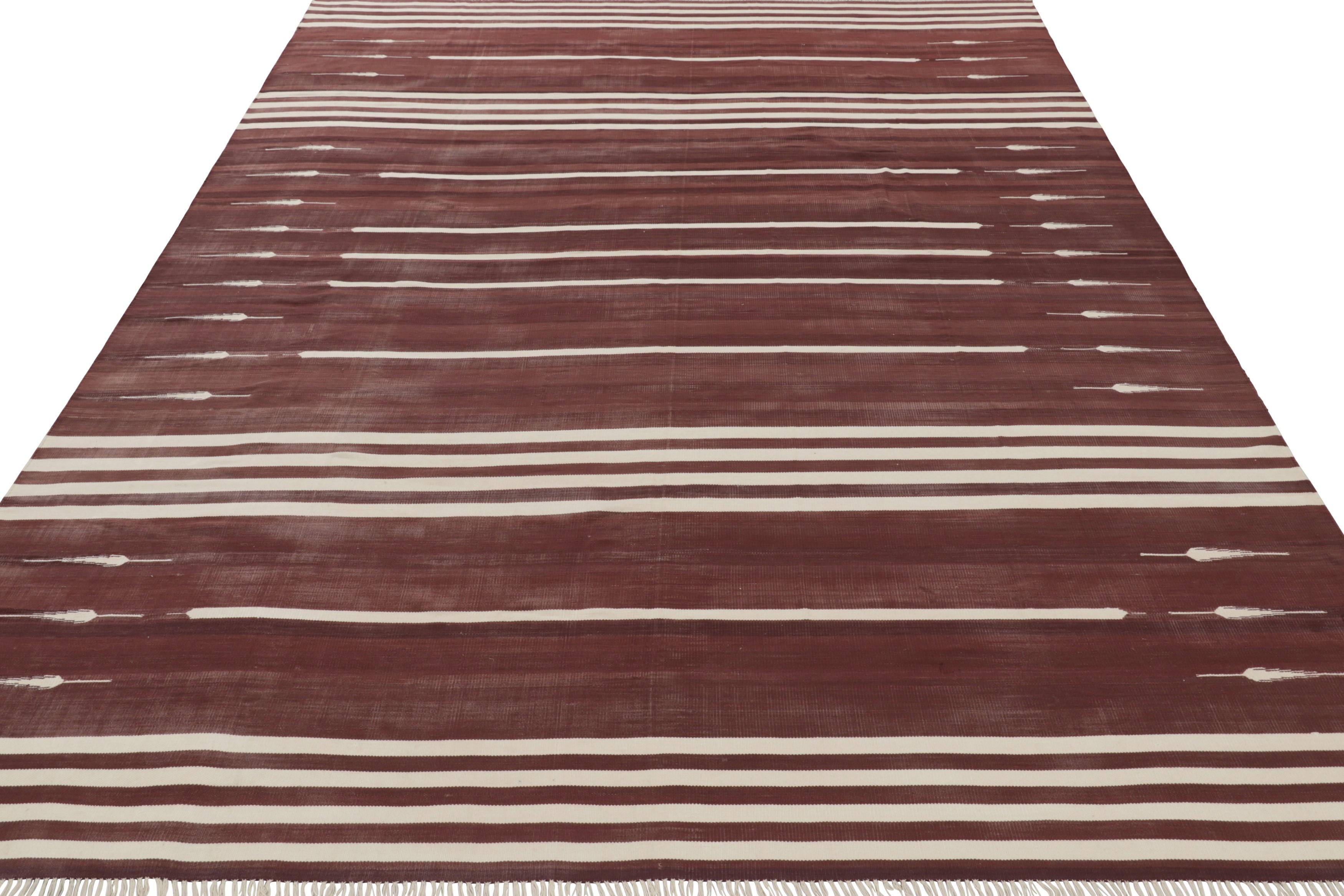 Rug & Kilim's zeitgenössischer Dhurrie-Teppich in Rost und weißen Streifen (Indisch) im Angebot