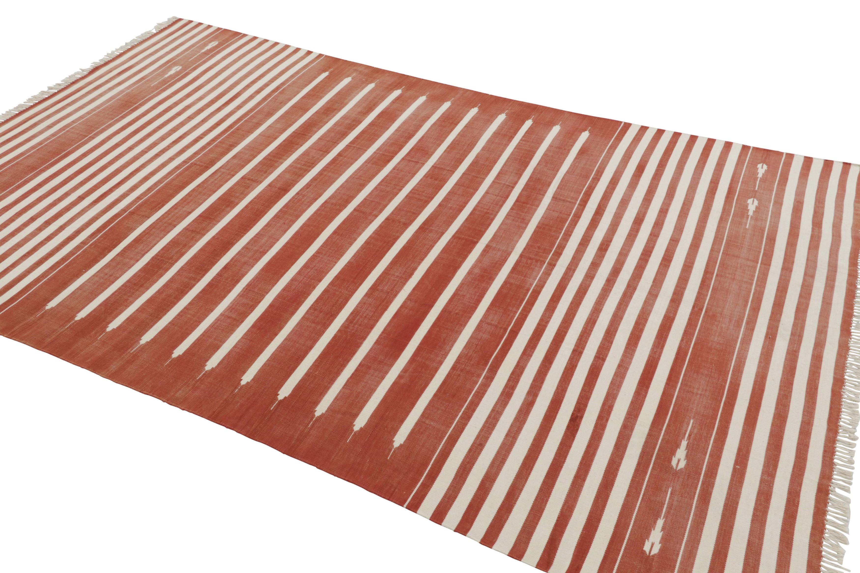 Rug & Kilim's zeitgenössischer Dhurrie-Teppich in Rost und weißen Streifen (Handgewebt) im Angebot