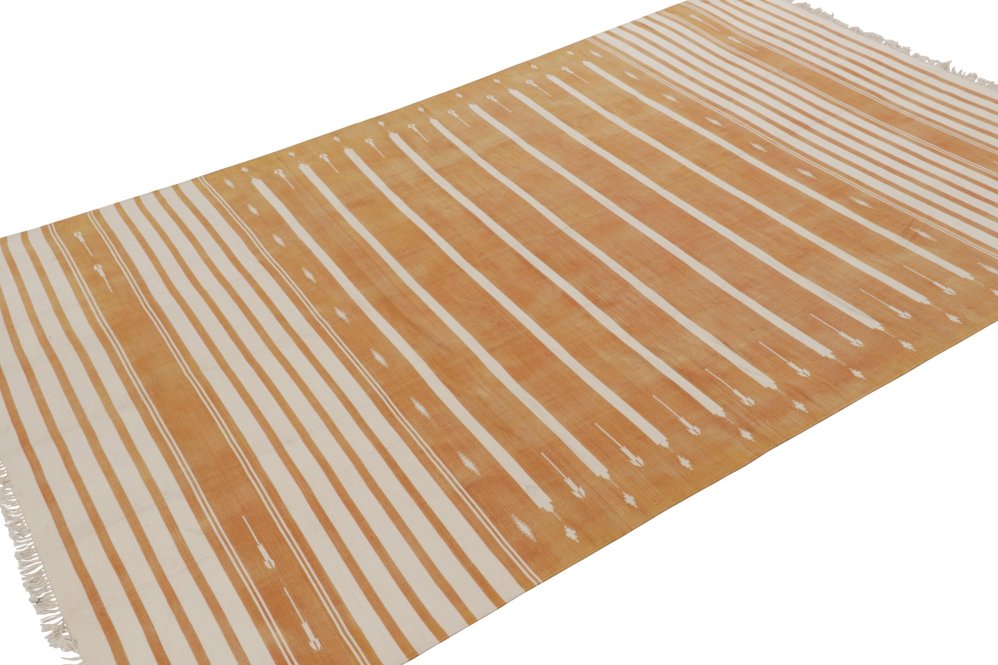 Rug & Kilim's zeitgenössischer Dhurrie-Teppich in Rost und weißen Streifen (Handgewebt) im Angebot