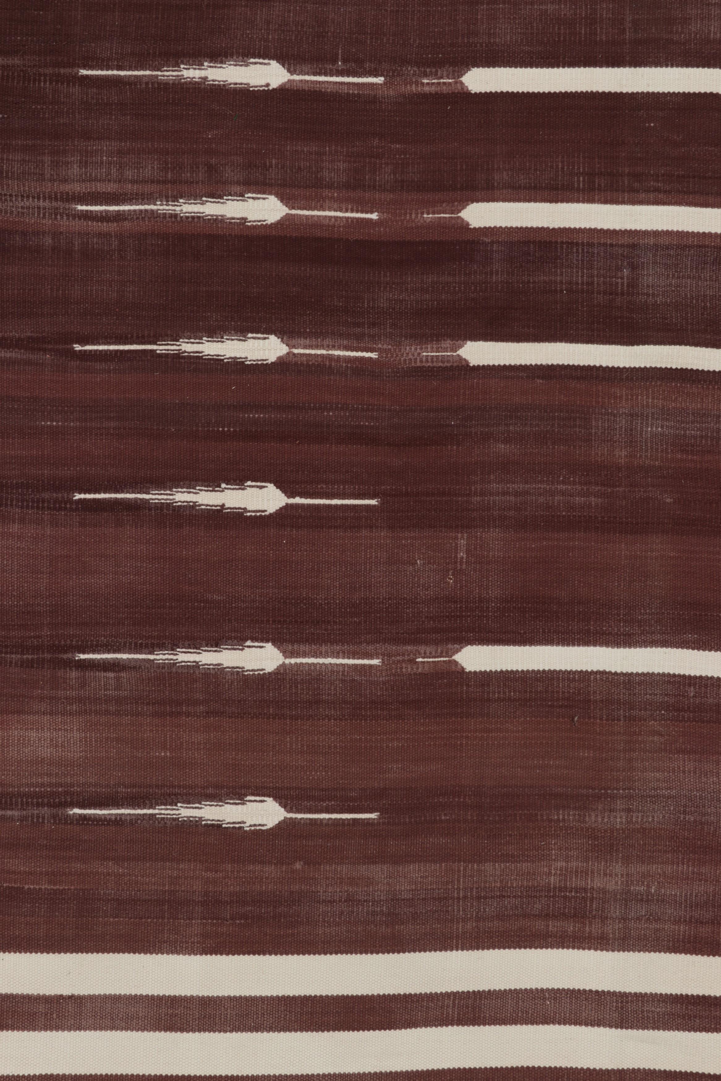 Rug & Kilim's zeitgenössischer Dhurrie-Teppich in Rost und weißen Streifen (Handgewebt) im Angebot