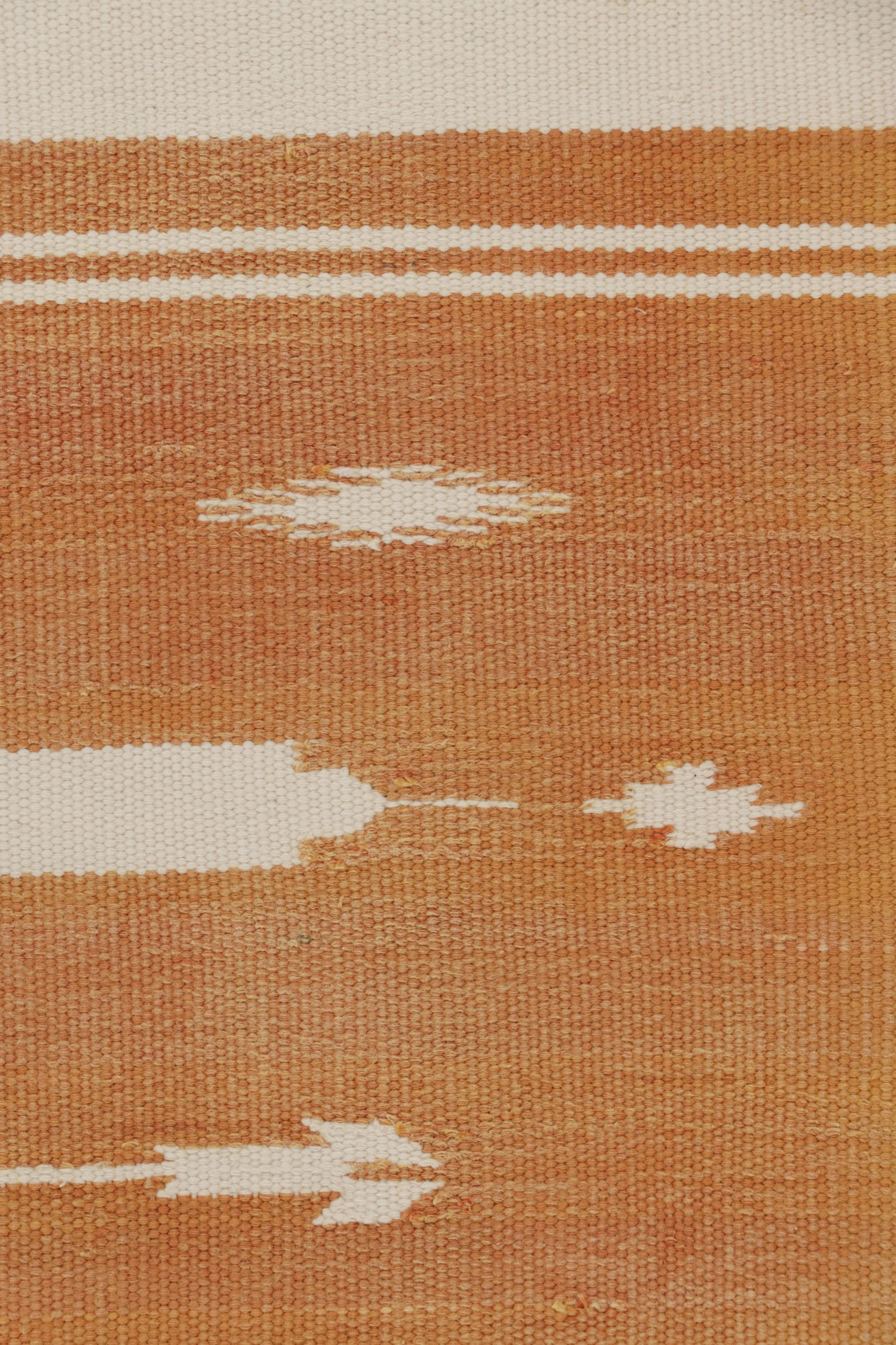 Rug & Kilim's zeitgenössischer Dhurrie-Teppich in Rost und weißen Streifen im Zustand „Neu“ im Angebot in Long Island City, NY