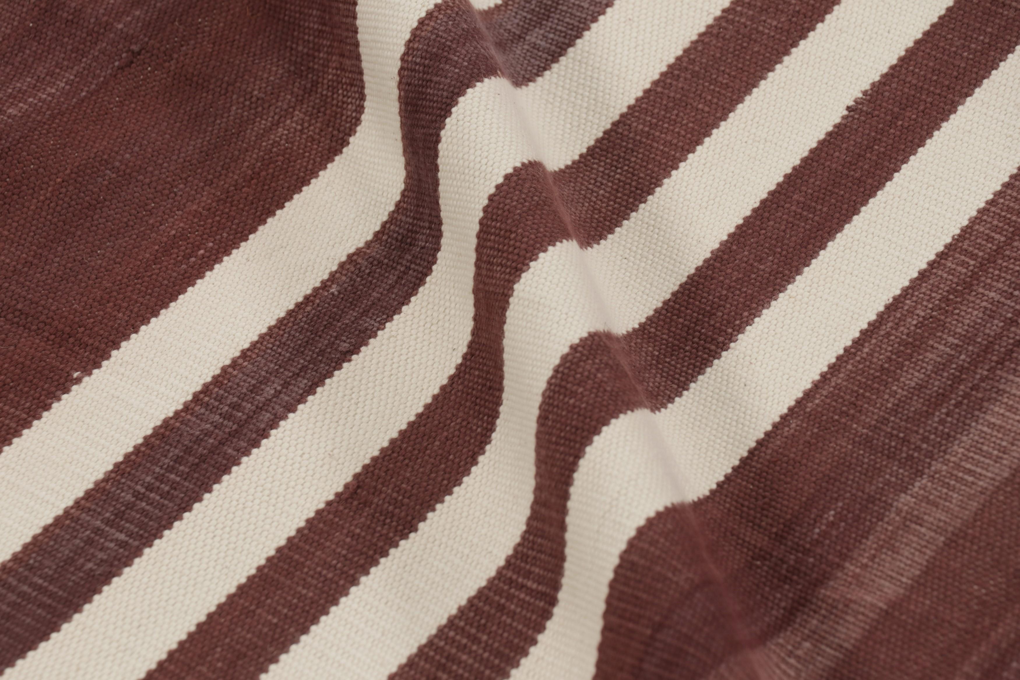 Rug & Kilim's zeitgenössischer Dhurrie-Teppich in Rost und weißen Streifen im Zustand „Neu“ im Angebot in Long Island City, NY