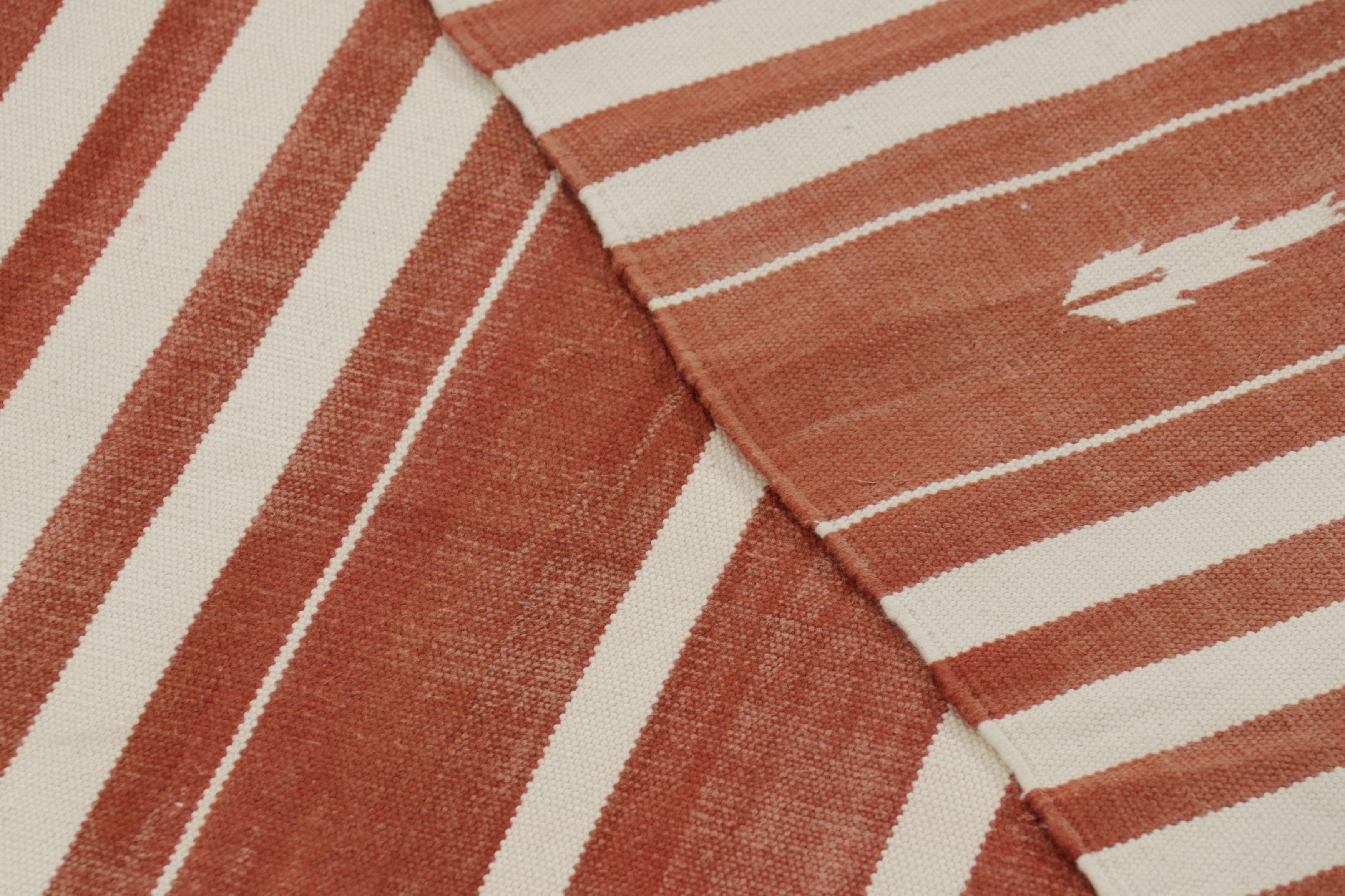 Rug & Kilim's zeitgenössischer Dhurrie-Teppich in Rost und weißen Streifen (21. Jahrhundert und zeitgenössisch) im Angebot