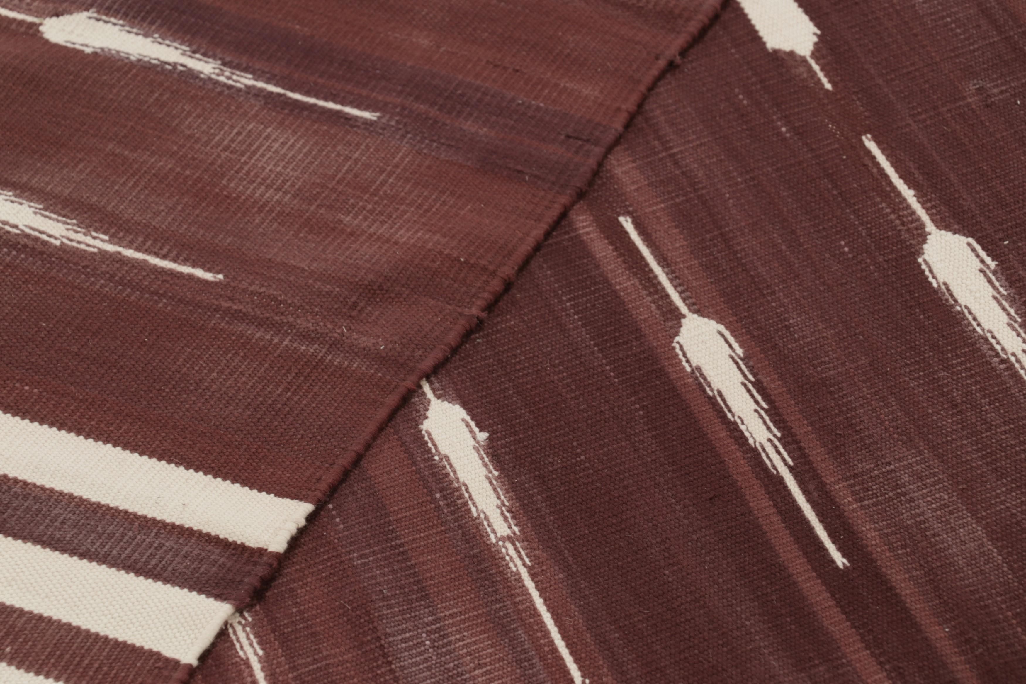 Rug & Kilim's zeitgenössischer Dhurrie-Teppich in Rost und weißen Streifen (21. Jahrhundert und zeitgenössisch) im Angebot