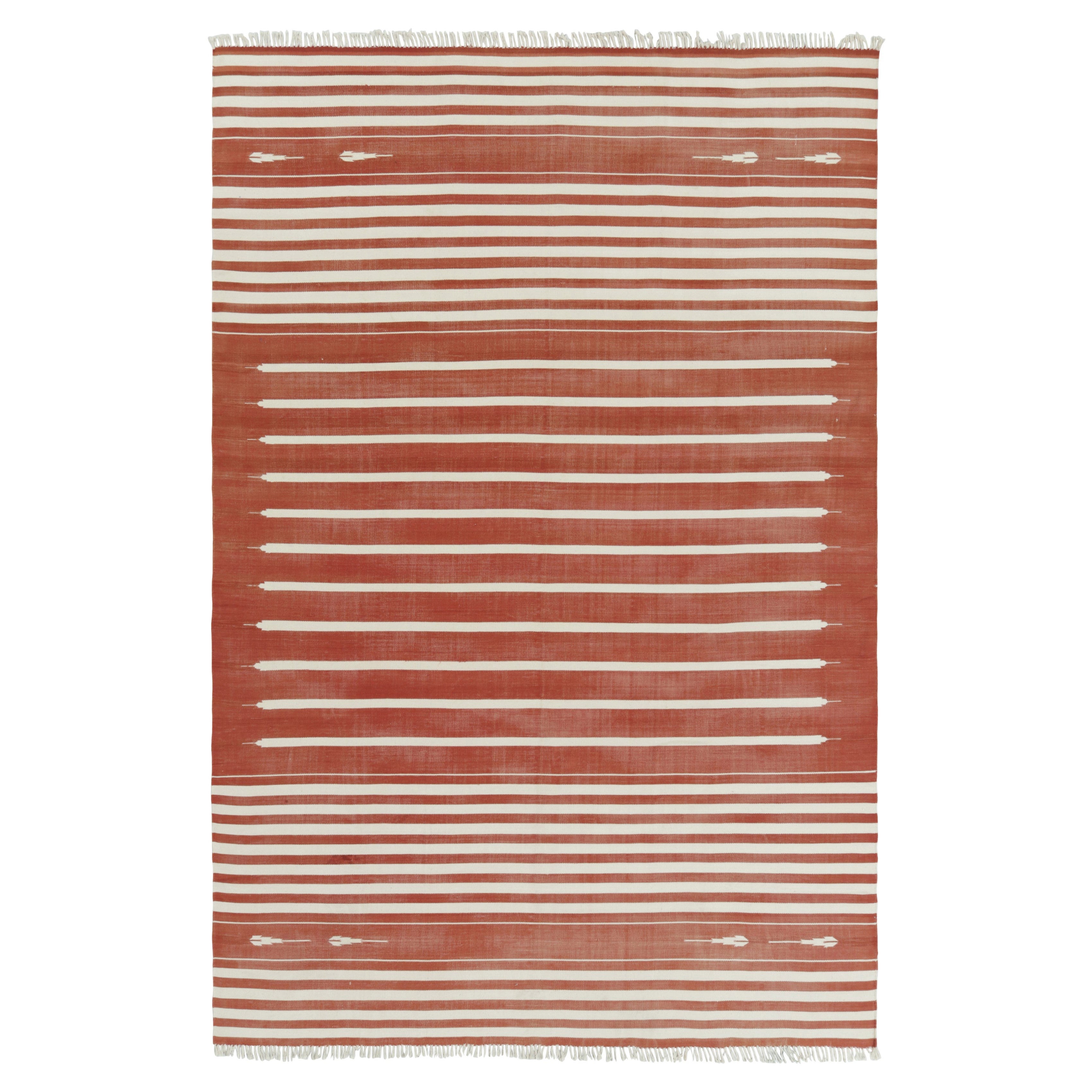 Rug & Kilim's zeitgenössischer Dhurrie-Teppich in Rost und weißen Streifen im Angebot