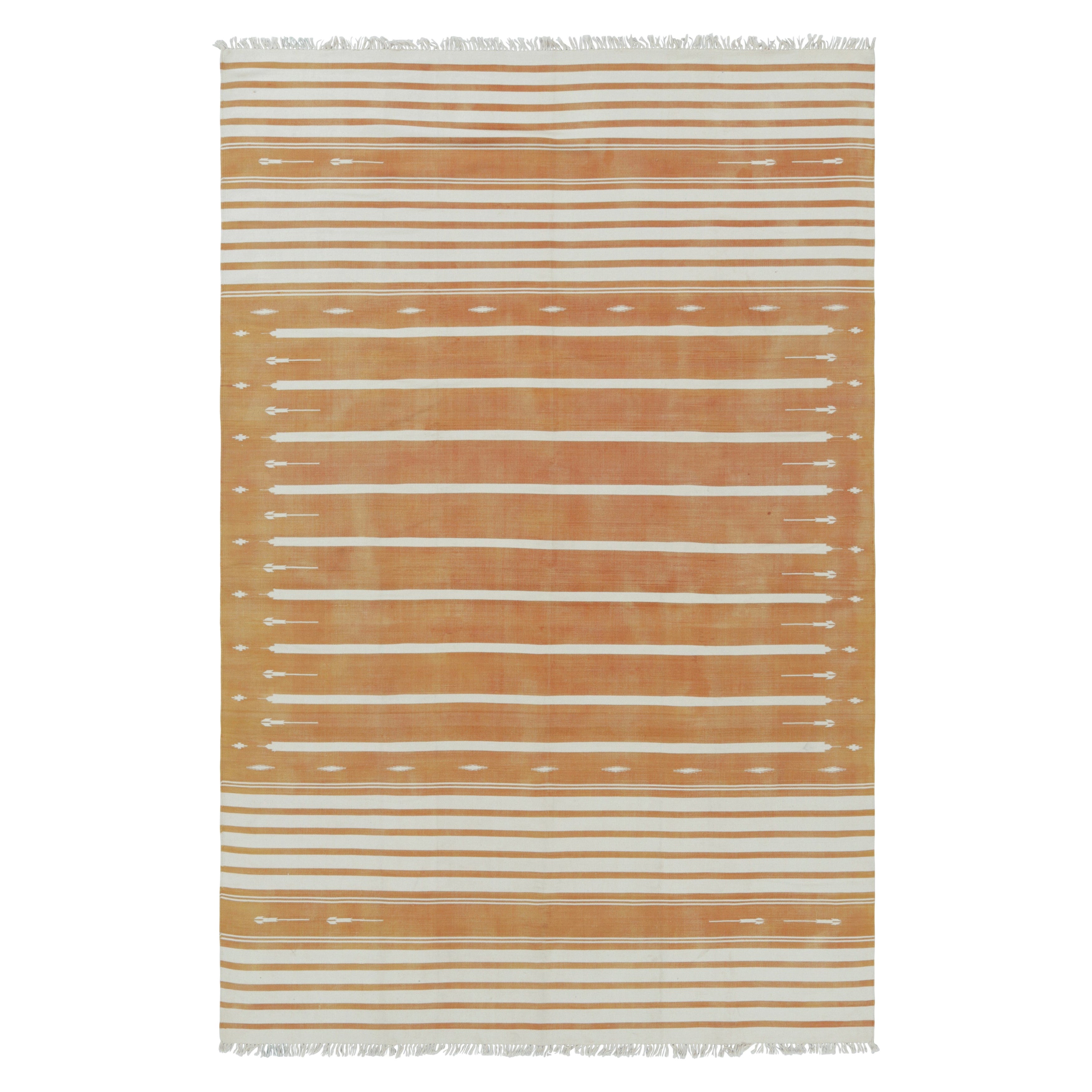 Rug & Kilim's zeitgenössischer Dhurrie-Teppich in Rost und weißen Streifen