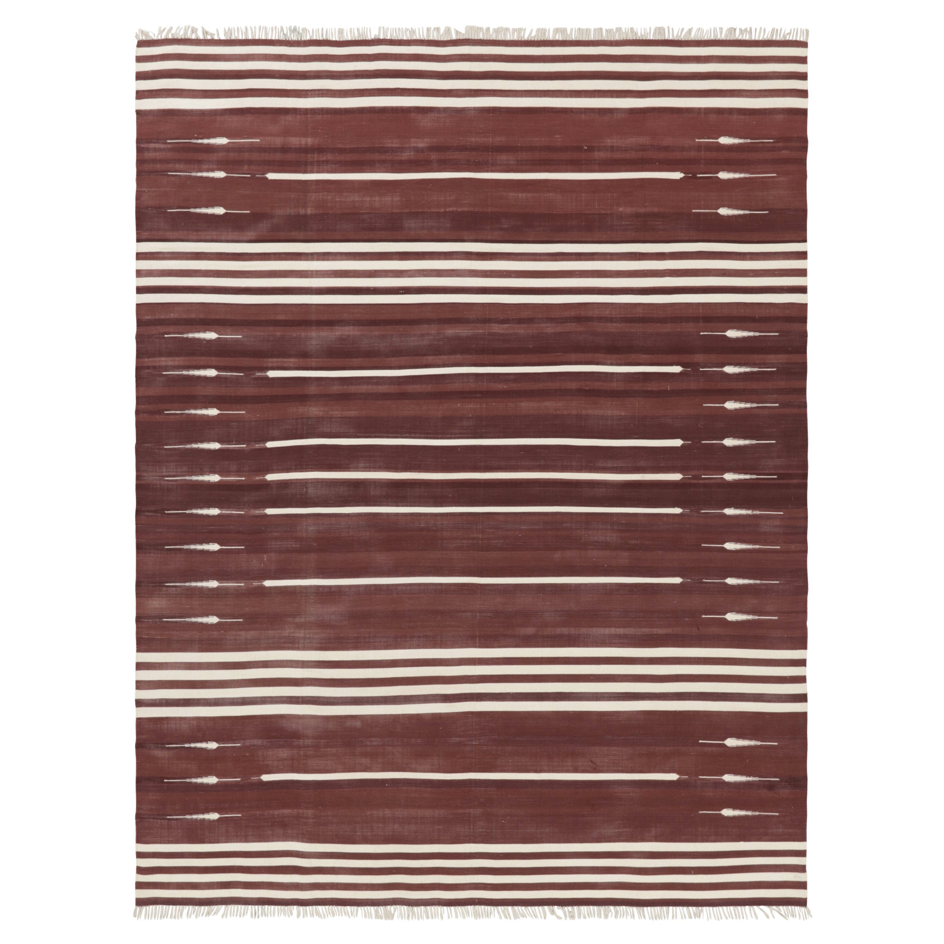Rug & Kilim's zeitgenössischer Dhurrie-Teppich in Rost und weißen Streifen im Angebot