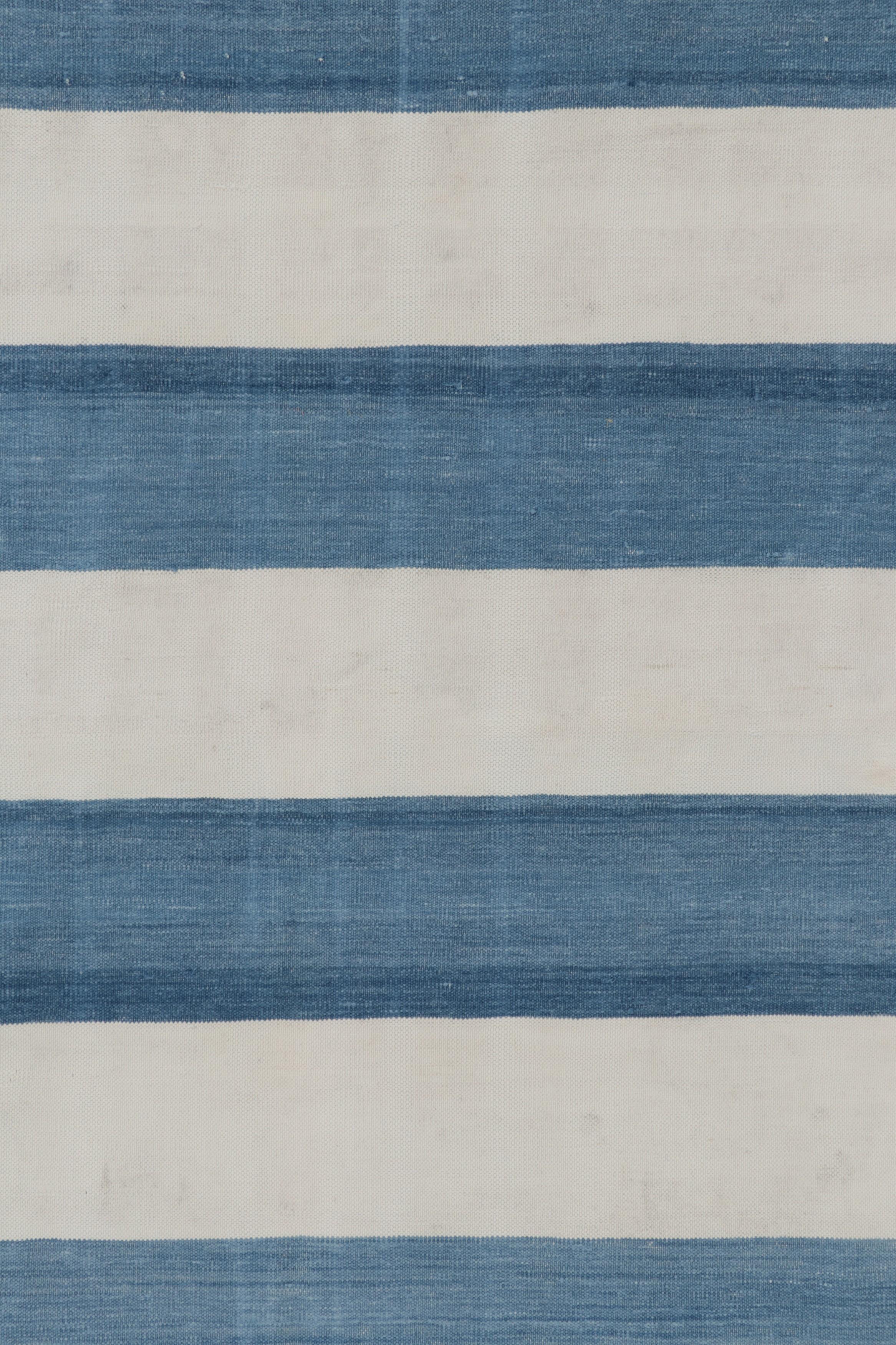 Rug & Kilim's zeitgenössischer Dhurrie-Teppich in Weiß und marineblauen Streifen (Kelim) im Angebot