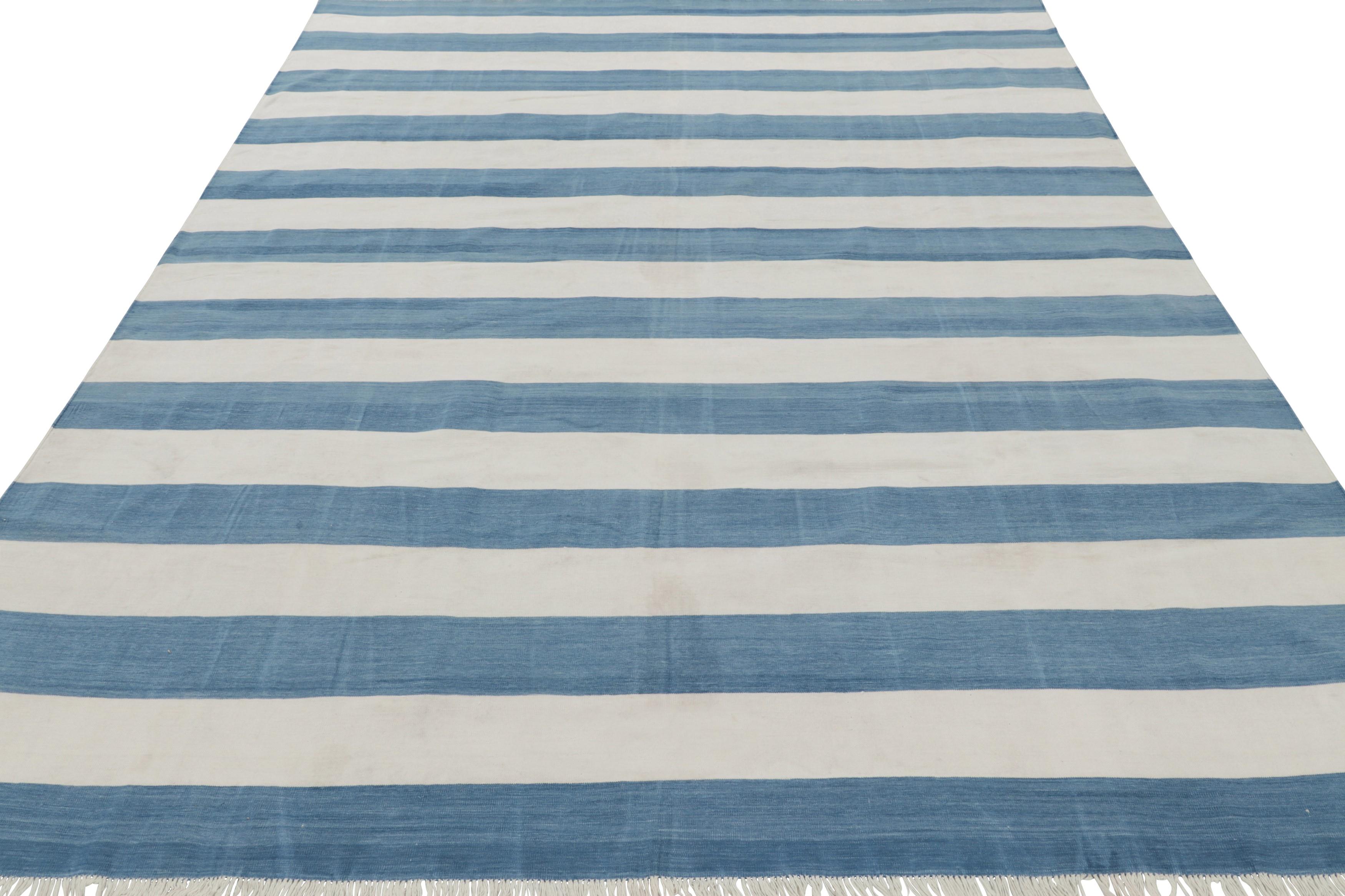 Rug & Kilim's zeitgenössischer Dhurrie-Teppich in Weiß und marineblauen Streifen (Indisch) im Angebot