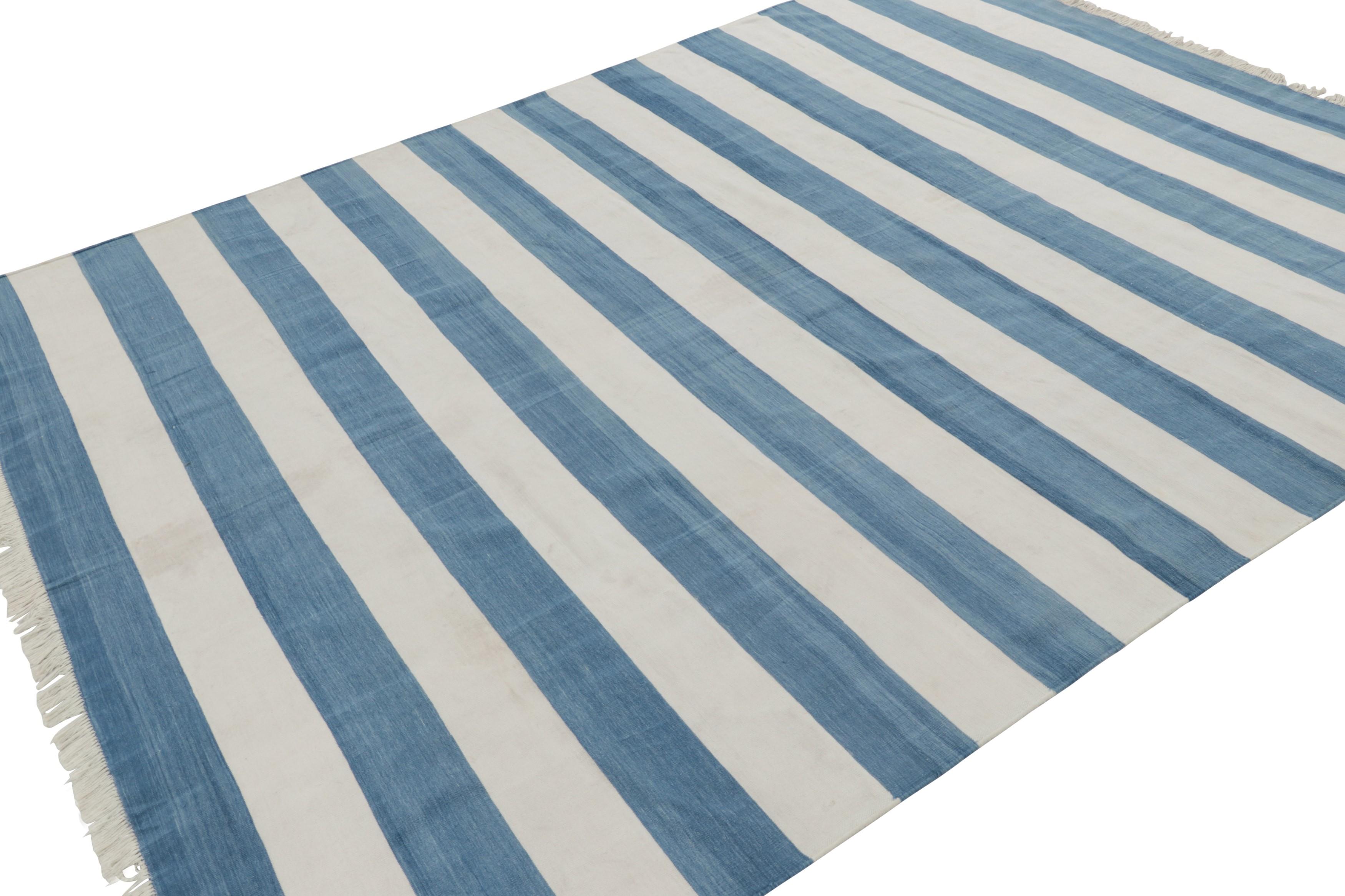 Rug & Kilim's zeitgenössischer Dhurrie-Teppich in Weiß und marineblauen Streifen (Handgewebt) im Angebot
