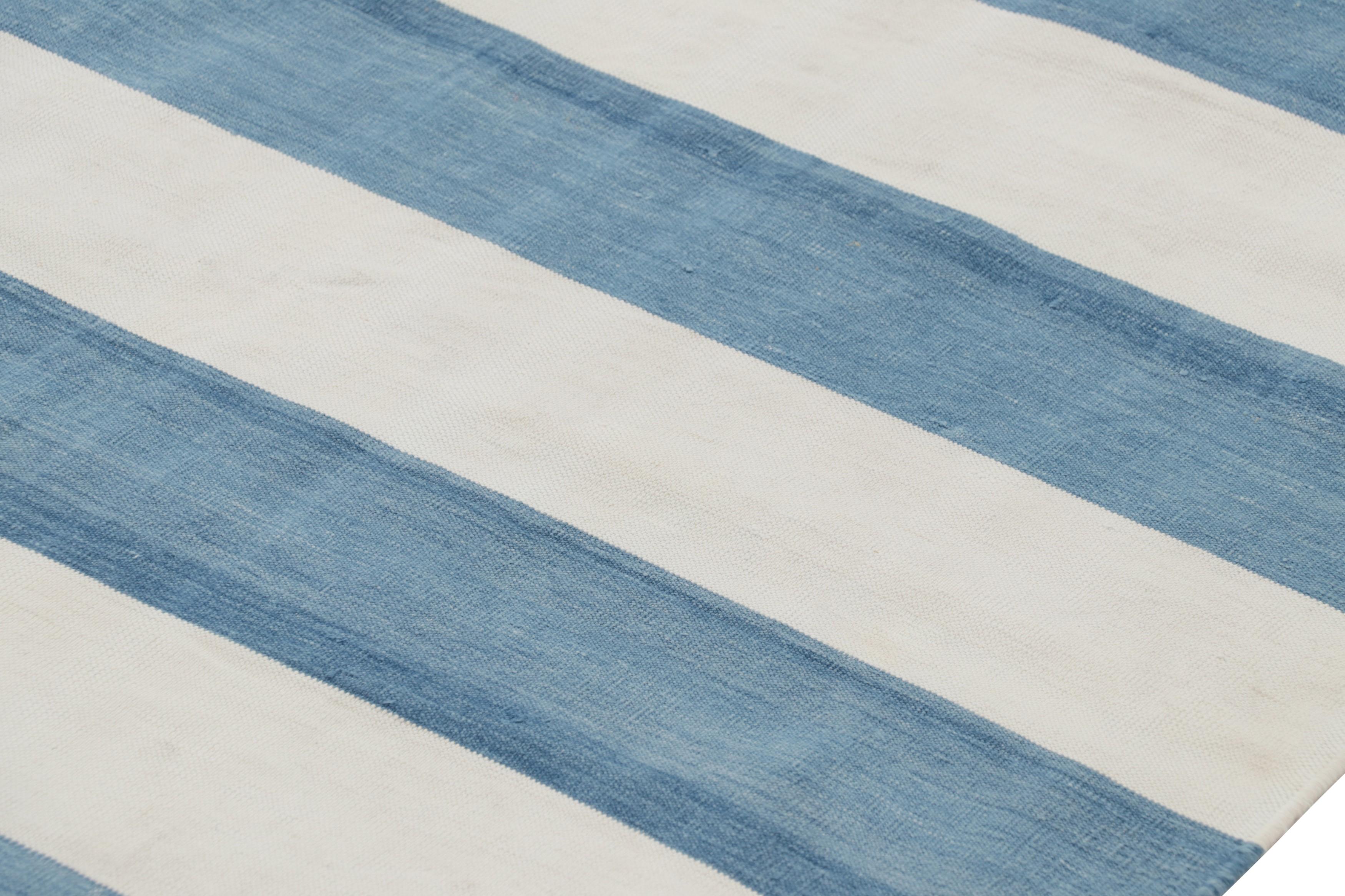 Rug & Kilim's zeitgenössischer Dhurrie-Teppich in Weiß und marineblauen Streifen im Zustand „Neu“ im Angebot in Long Island City, NY