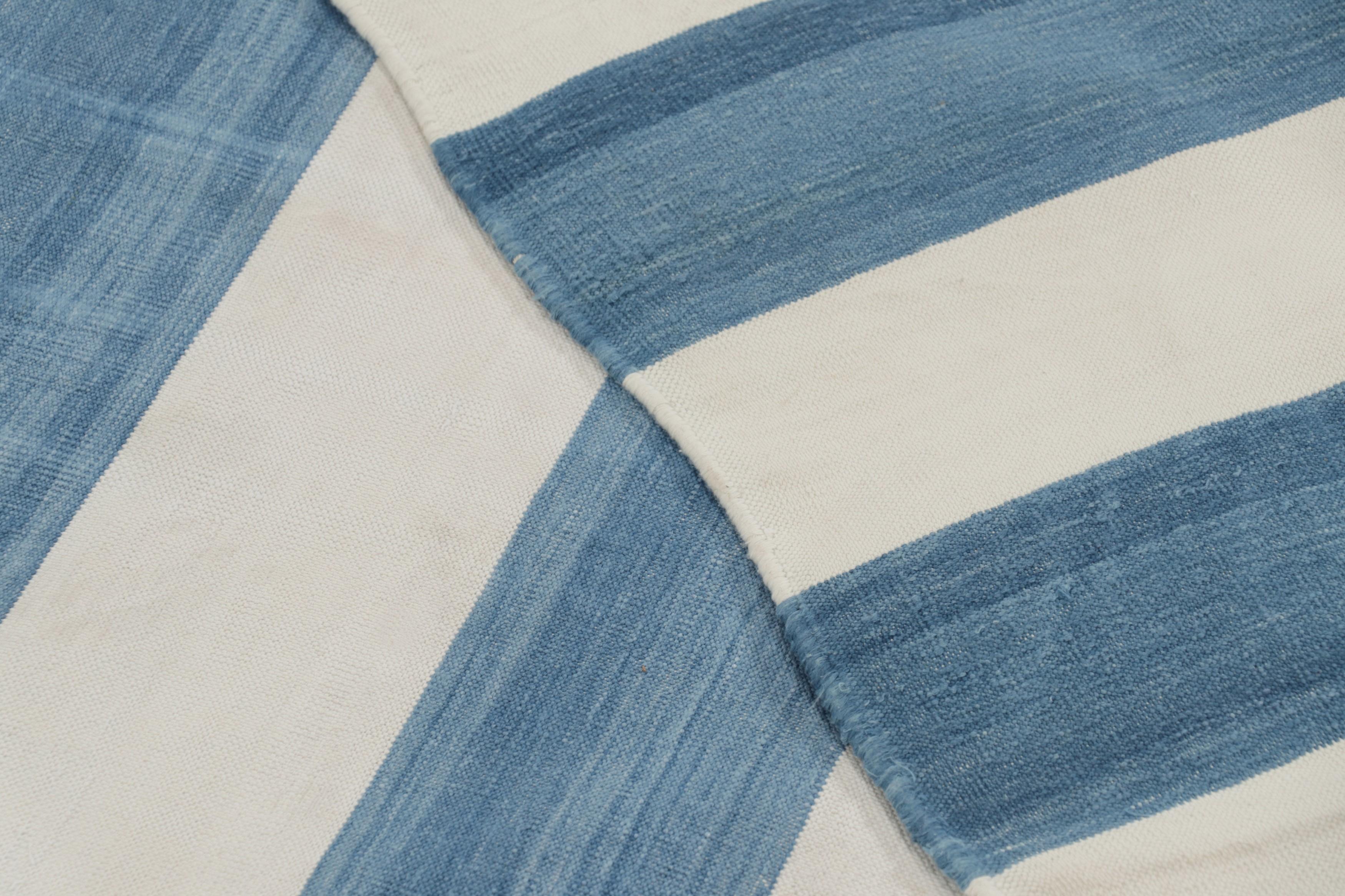 Rug & Kilim's zeitgenössischer Dhurrie-Teppich in Weiß und marineblauen Streifen (21. Jahrhundert und zeitgenössisch) im Angebot