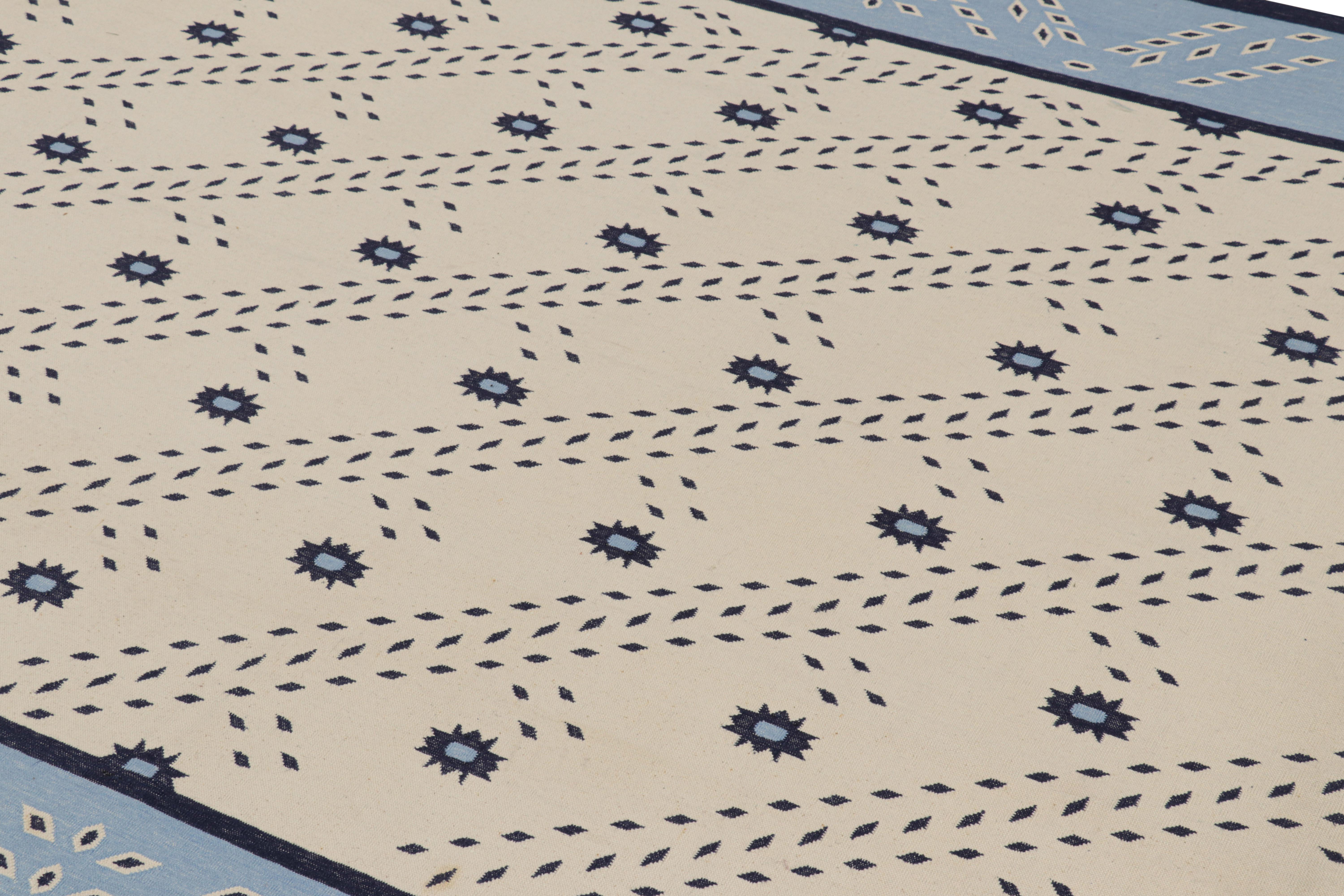 Questo contemporaneo 6x8 Dhurrie a trama piatta è un'entusiasmante novità nella stimata collezione di Rug & Kilim, che può essere personalizzata. Tessuta a mano in cotone, è una rivisitazione in chiave moderna di antiche e vintage Dhurrie a