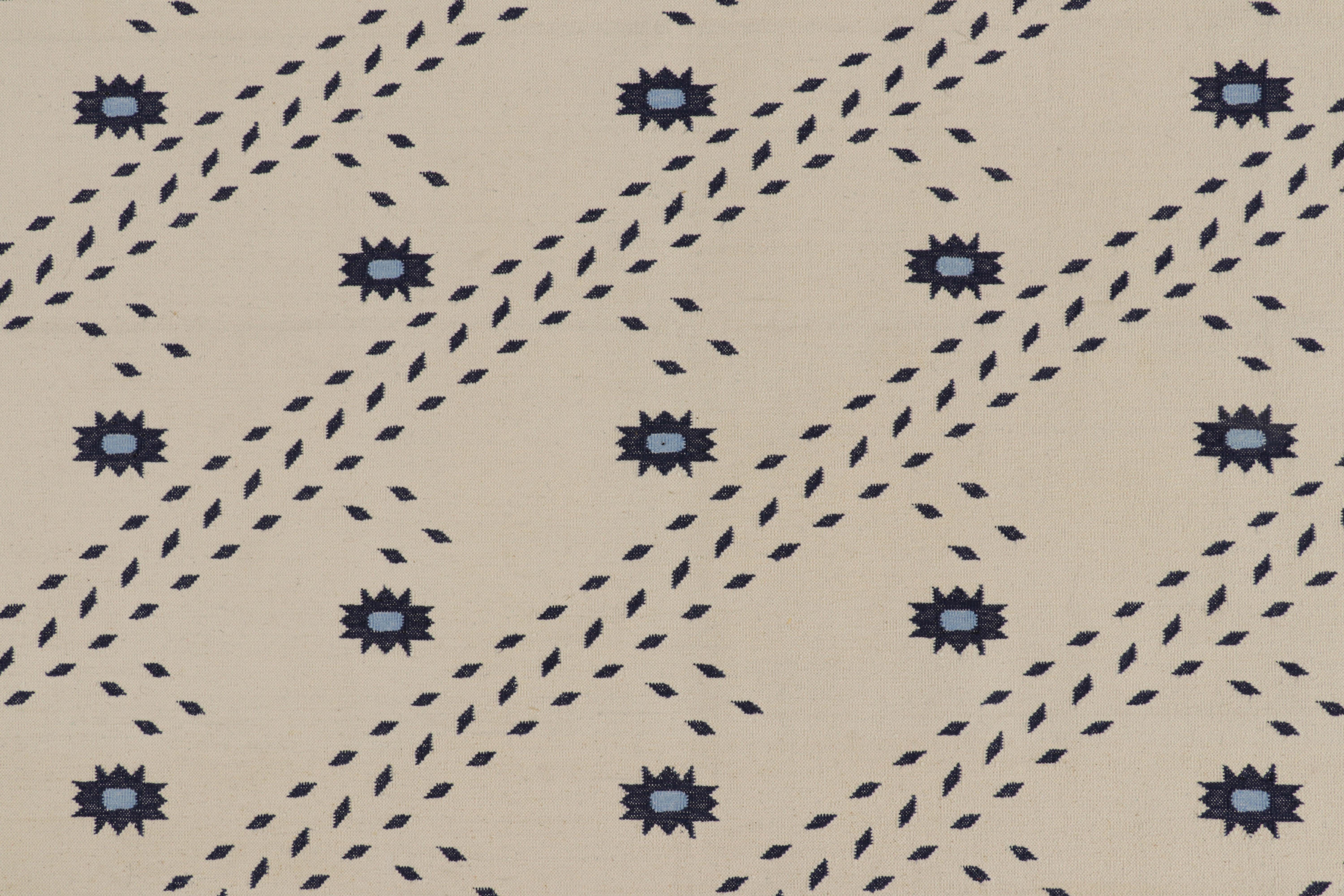 Moderno Rug & Kilim - Tappeto Dhurrie contemporaneo in bianco con motivi geometrici blu in vendita