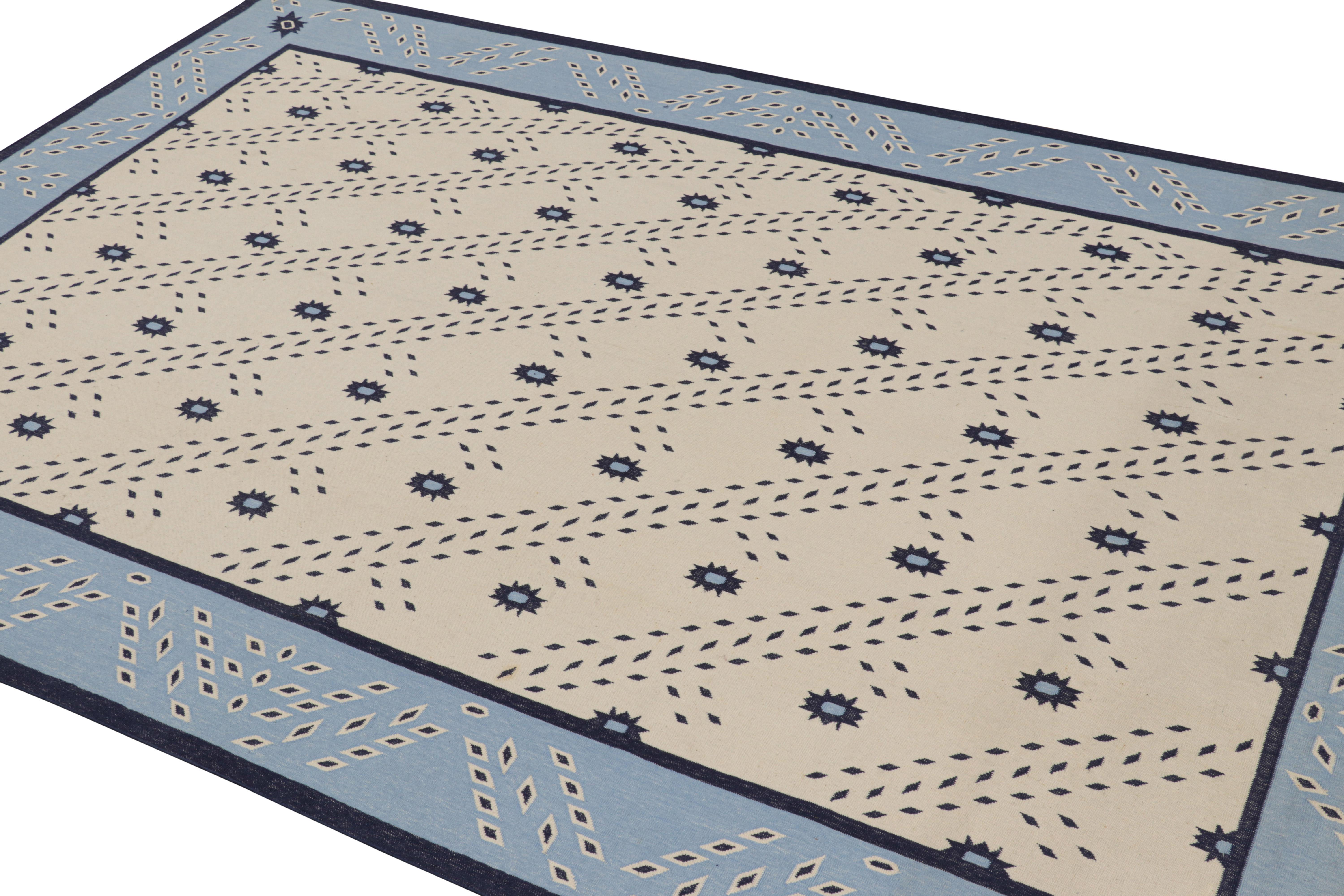 Indiano Rug & Kilim - Tappeto Dhurrie contemporaneo in bianco con motivi geometrici blu in vendita