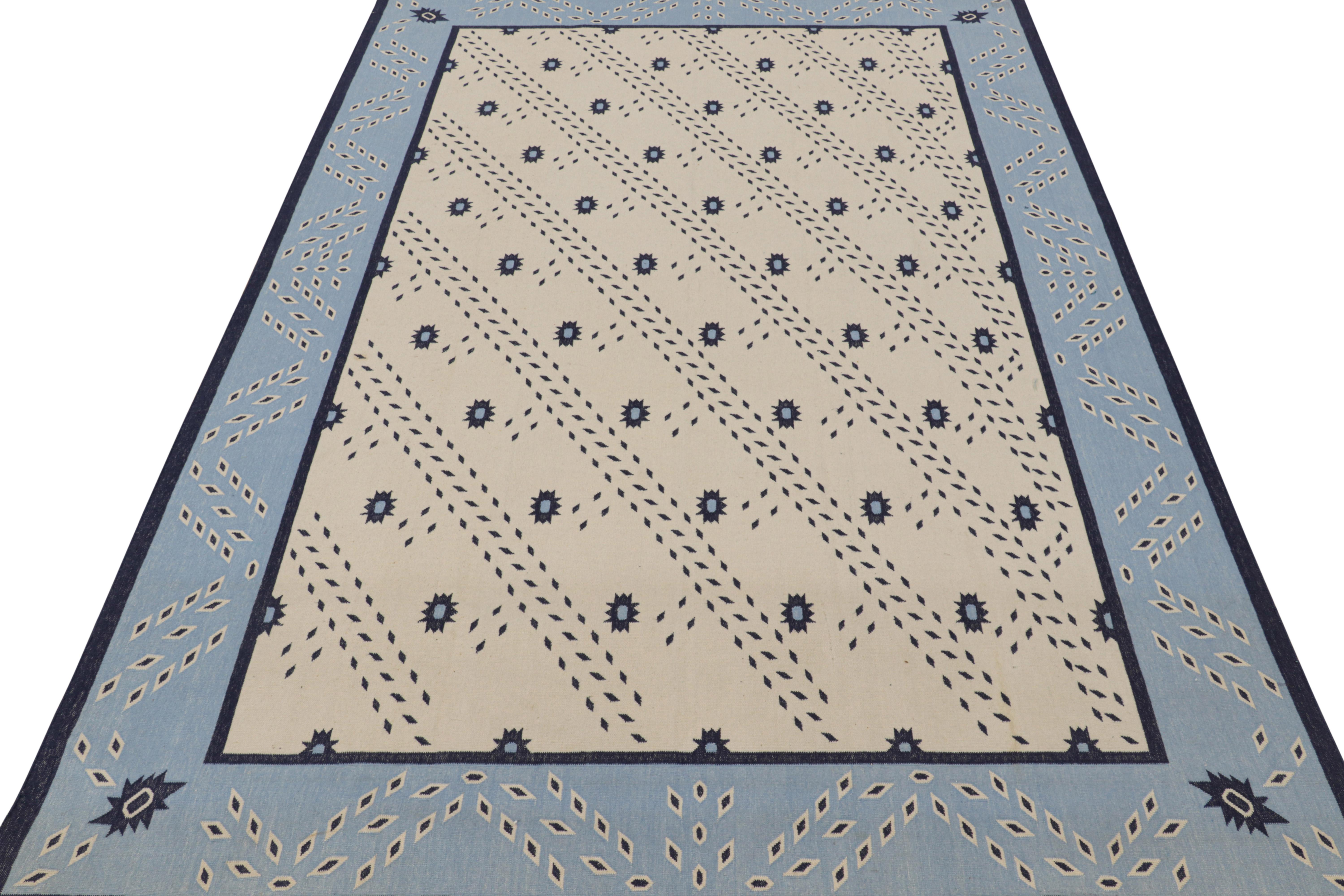 Tessuto a mano Rug & Kilim - Tappeto Dhurrie contemporaneo in bianco con motivi geometrici blu in vendita