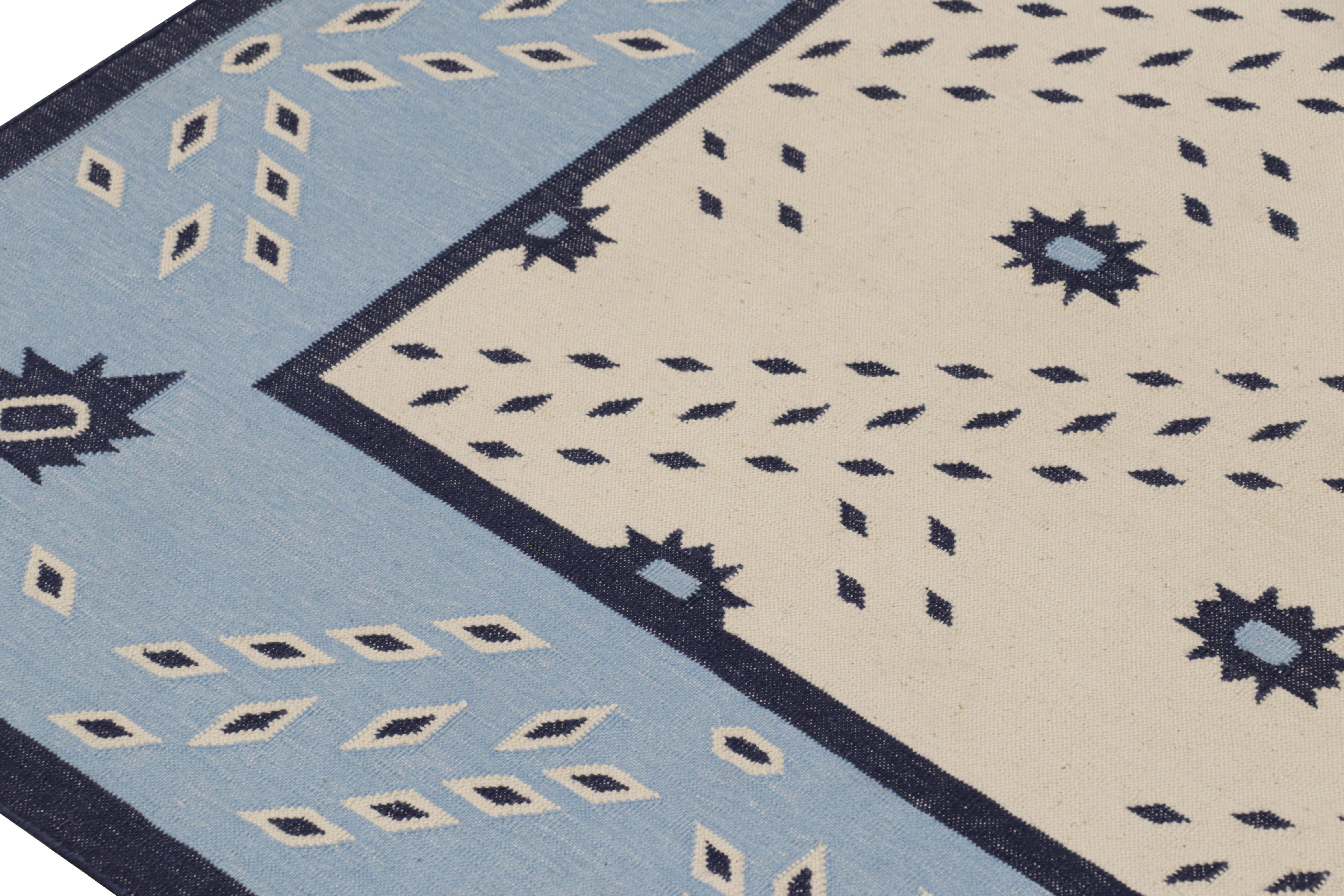 Rug & Kilim - Tappeto Dhurrie contemporaneo in bianco con motivi geometrici blu In condizioni Nuovo in vendita a Long Island City, NY