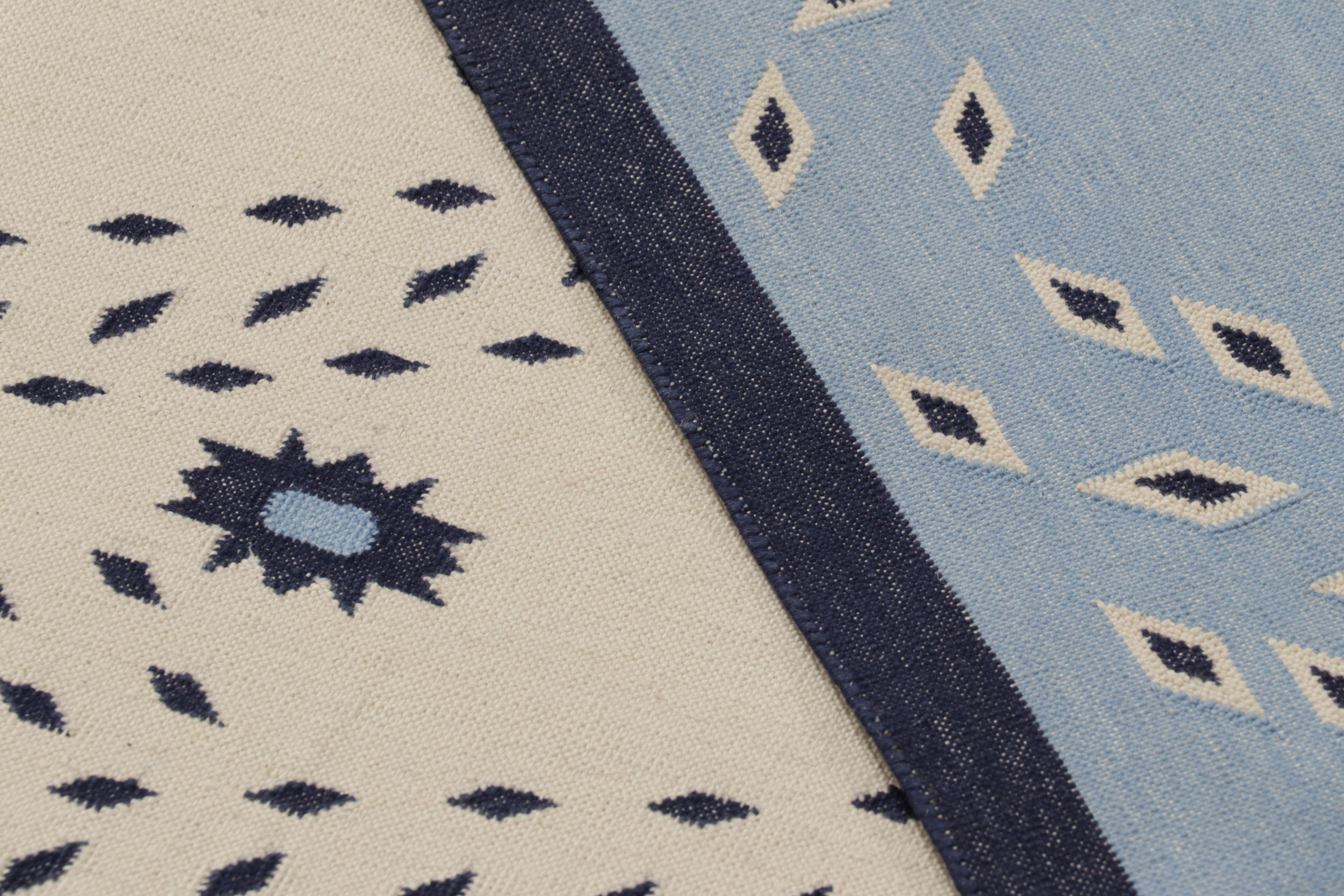 XXI secolo e contemporaneo Rug & Kilim - Tappeto Dhurrie contemporaneo in bianco con motivi geometrici blu in vendita