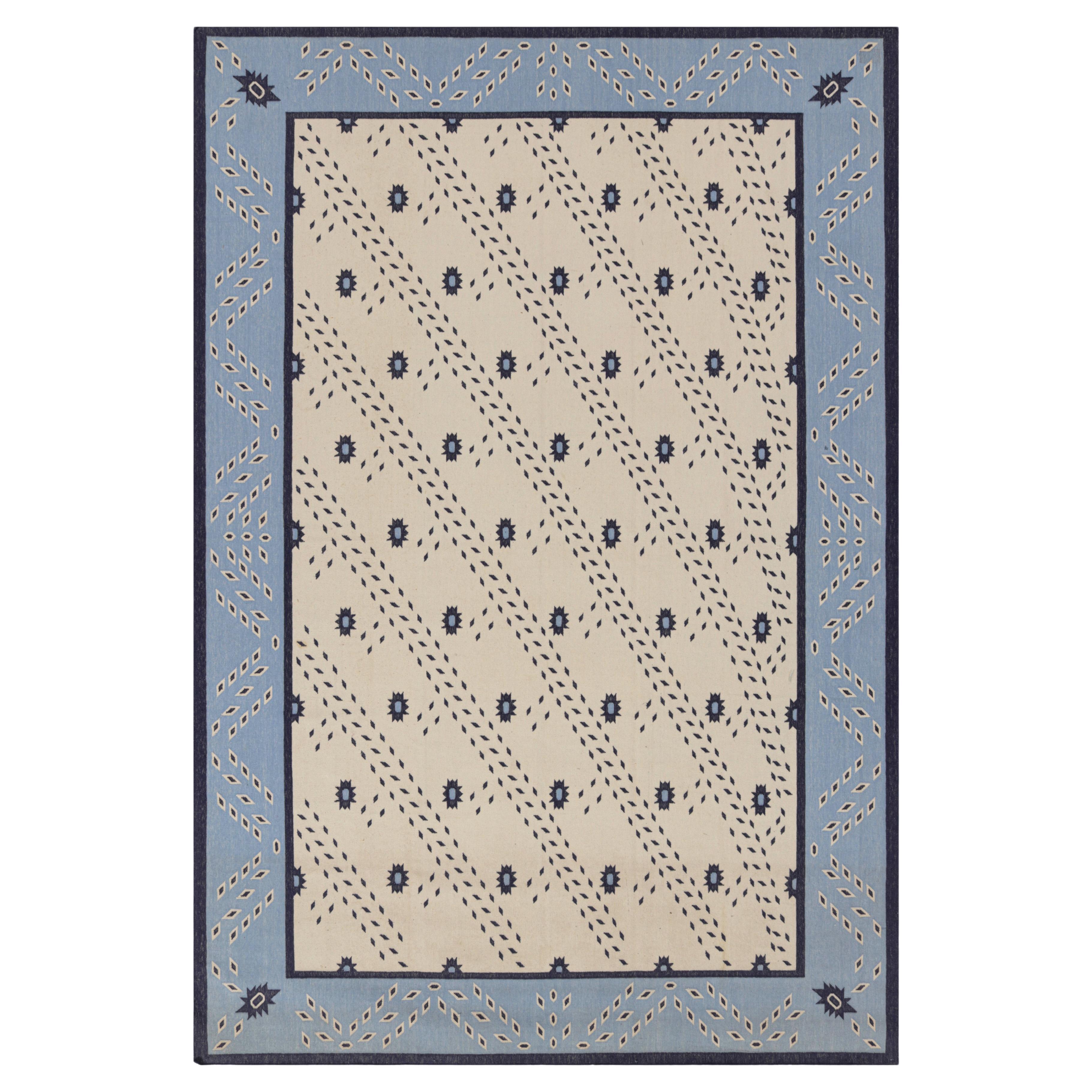 Alfombra contemporánea Dhurrie de Rug & Kilim en blanco con motivos geométricos azules