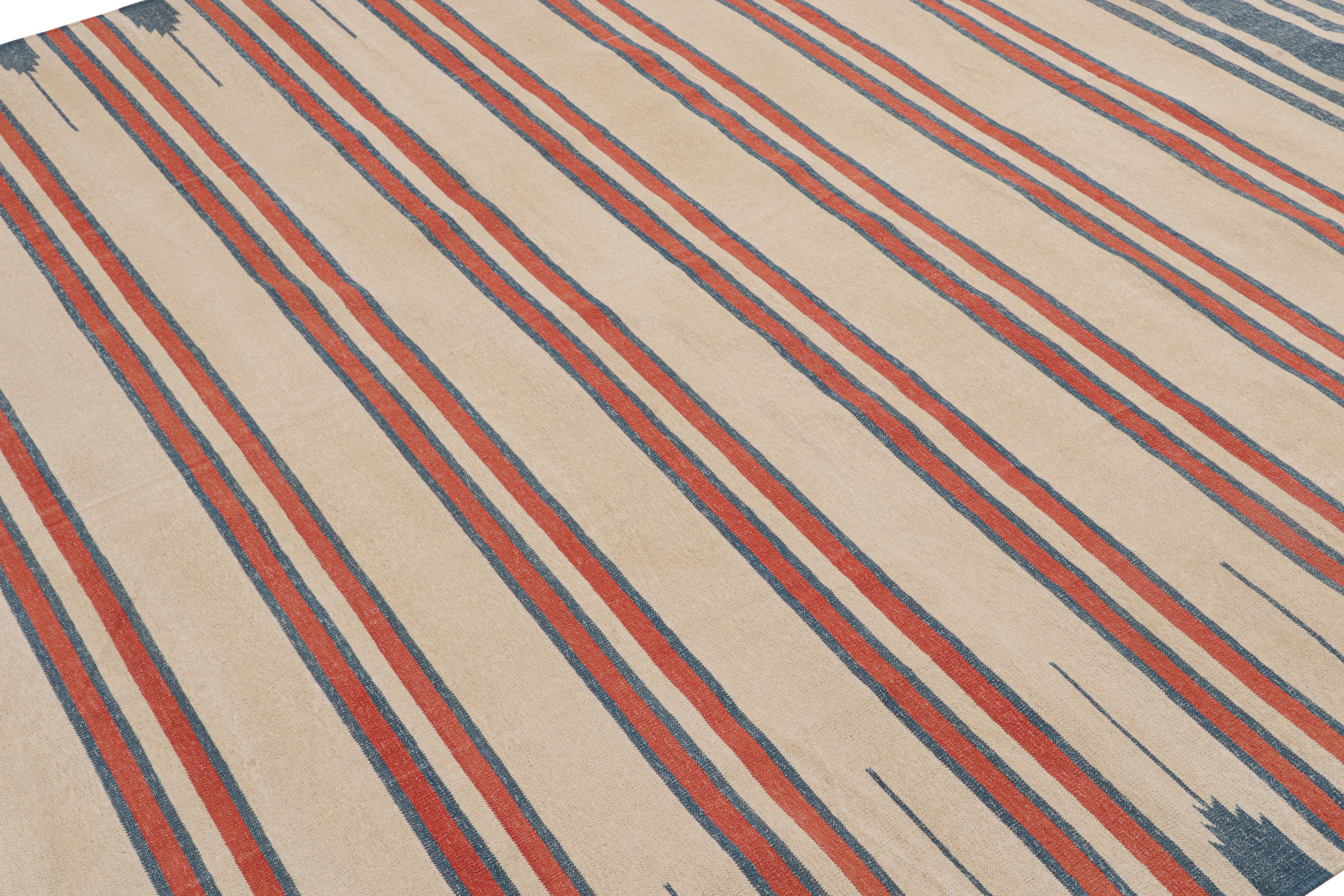 Dieser handgewebte 8x10 Dhurrie-Teppich aus Baumwolle repräsentiert eine aufregende neue Linie moderner Flachgewebe, die wir mit einem der besten Partner-Webstühle in Indien herstellen.

Über das Design:

Beige-, Rot- und Blautöne unterstreichen