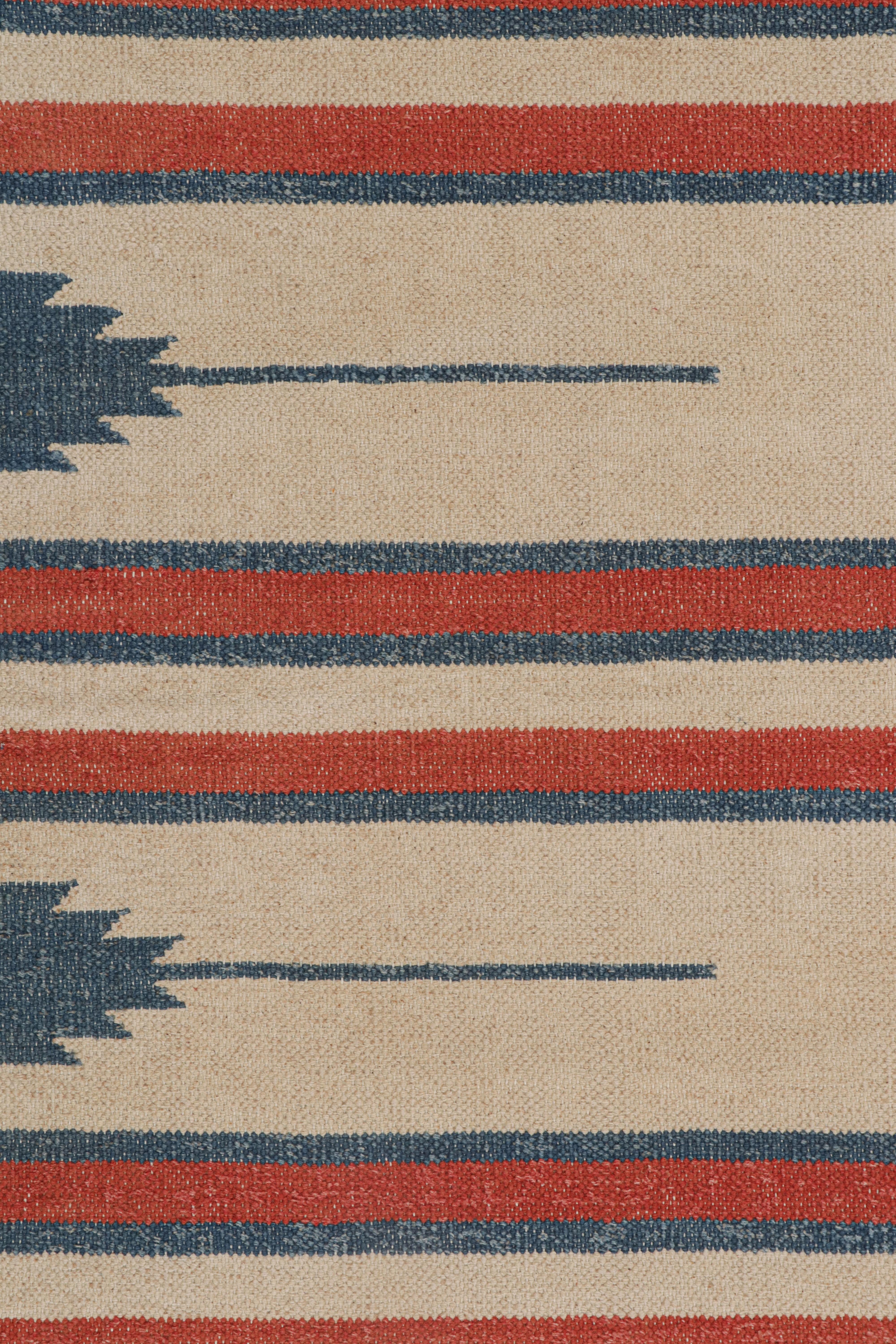 Rug & Kilim's Contemporary Dhurrie Teppich mit Beige, Rot, Blau Streifen Rote Akzente (Moderne) im Angebot