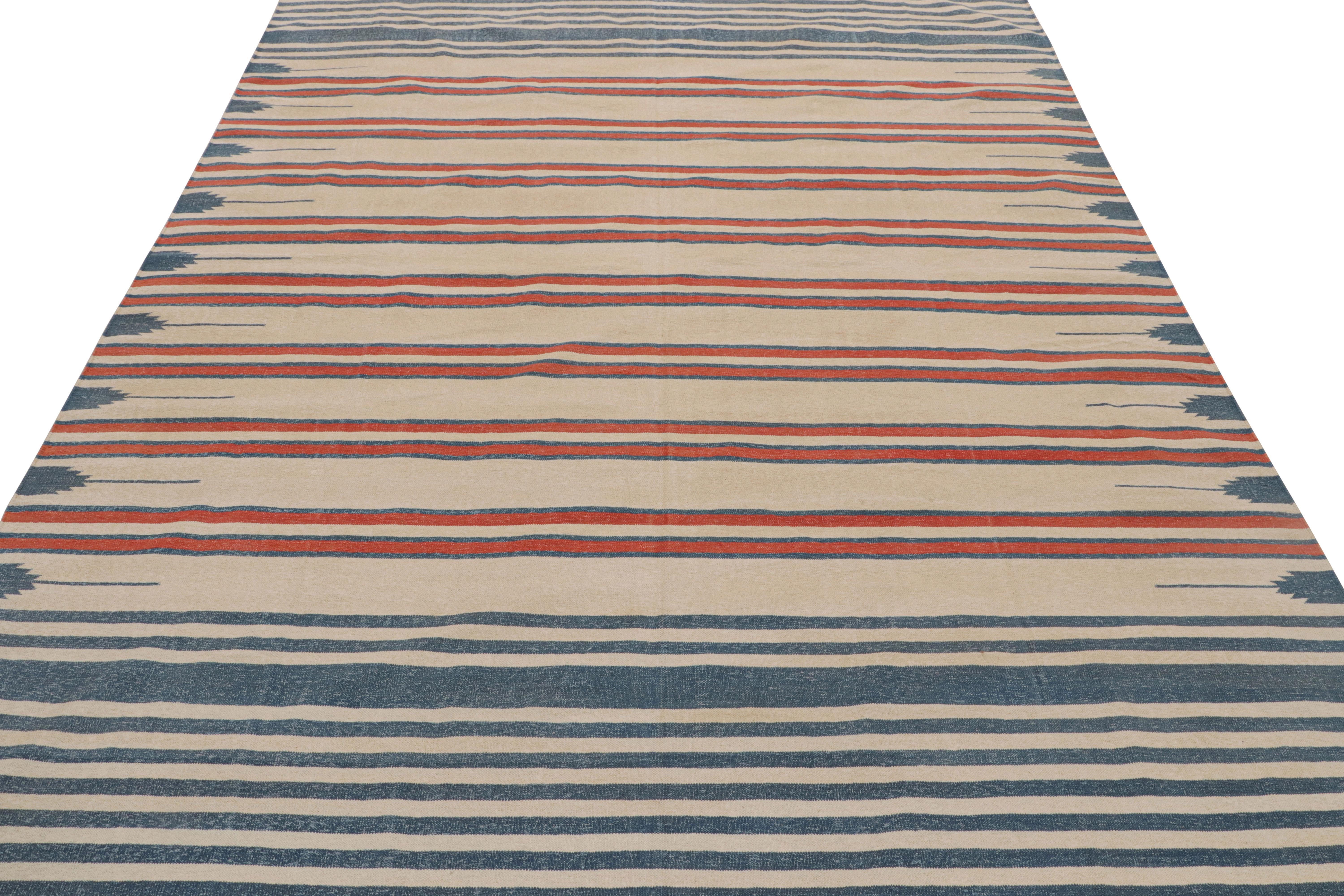 Tissé à la main Rug & Kilim's Contemporary Dhurrie Rug with Beige, Red, Blue Stripes Red Accents (tapis contemporain en dhurrie avec des rayures beiges, rouges et bleues et des accents rouges) en vente