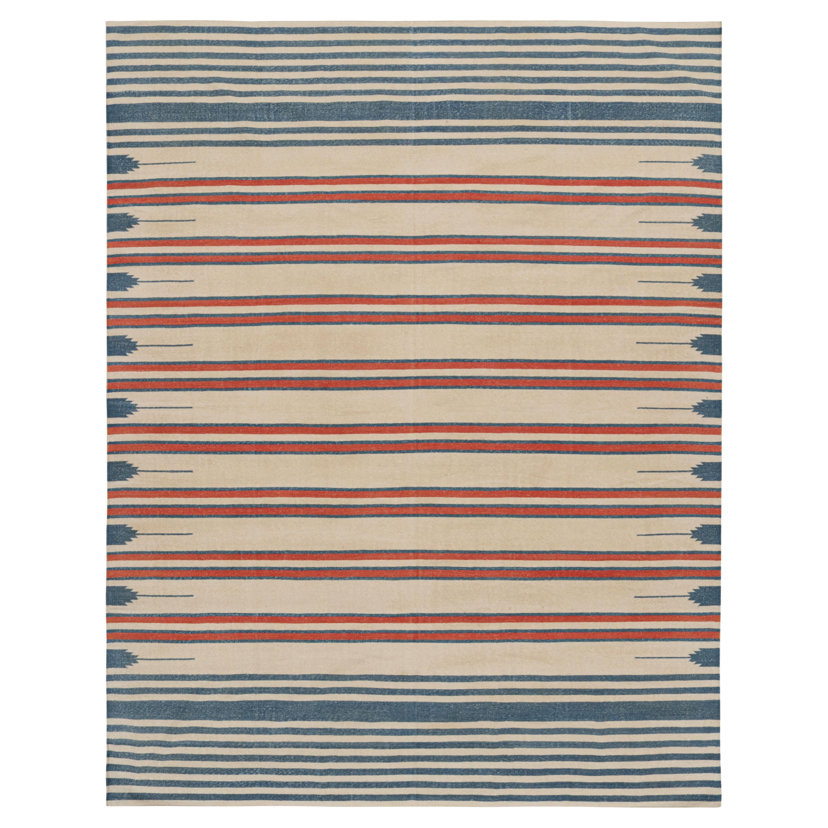 Rug & Kilim's Contemporary Dhurrie Teppich mit Beige, Rot, Blau Streifen Rote Akzente im Angebot
