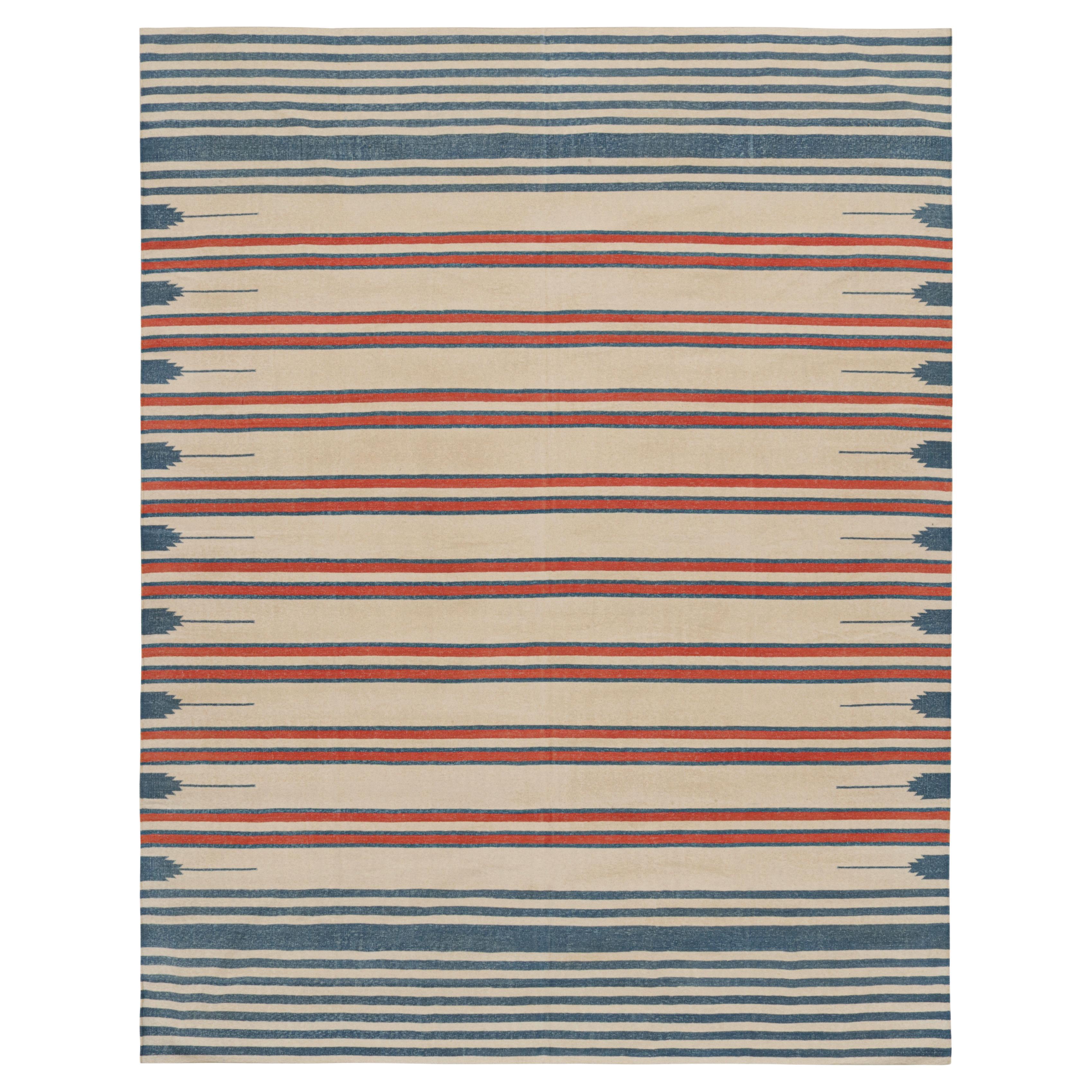 Rug & Kilim's Contemporary Dhurrie Teppich mit Beige, Rot, Blau Streifen Rote Akzente
