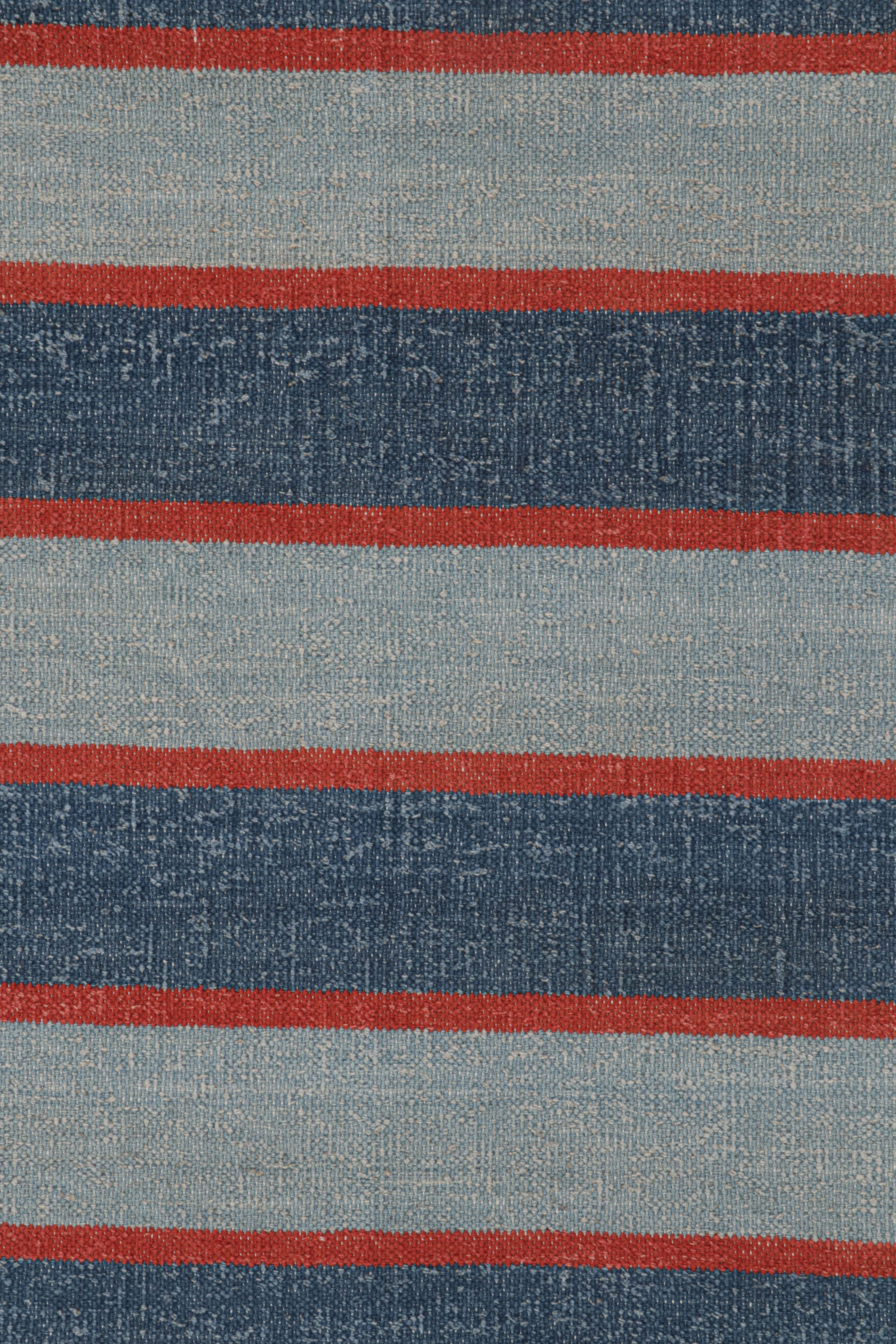 Moderno Rug & Kilim: Tappeto Dhurrie contemporaneo con strisce blu e accenti rossi in vendita