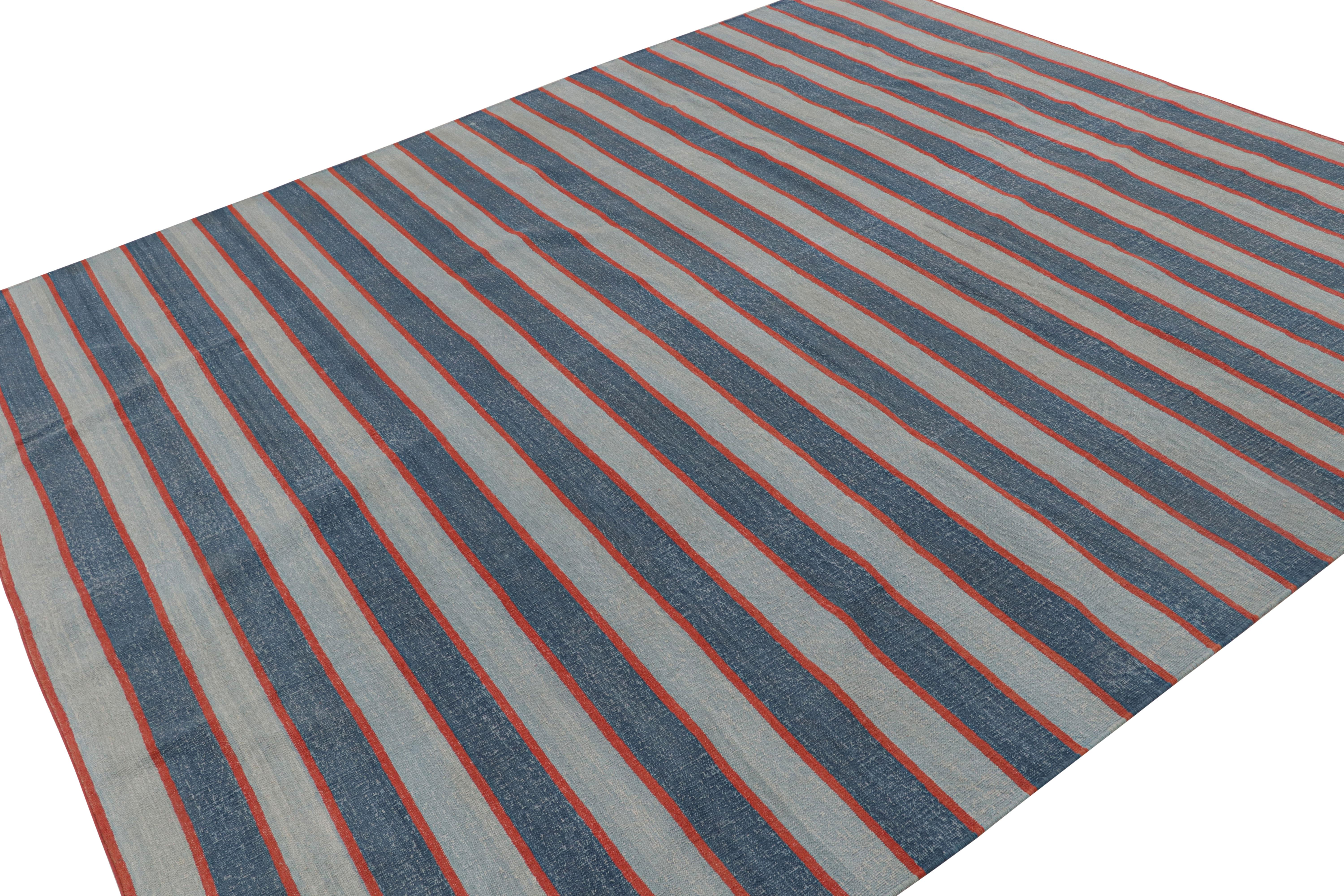 Indiano Rug & Kilim: Tappeto Dhurrie contemporaneo con strisce blu e accenti rossi in vendita