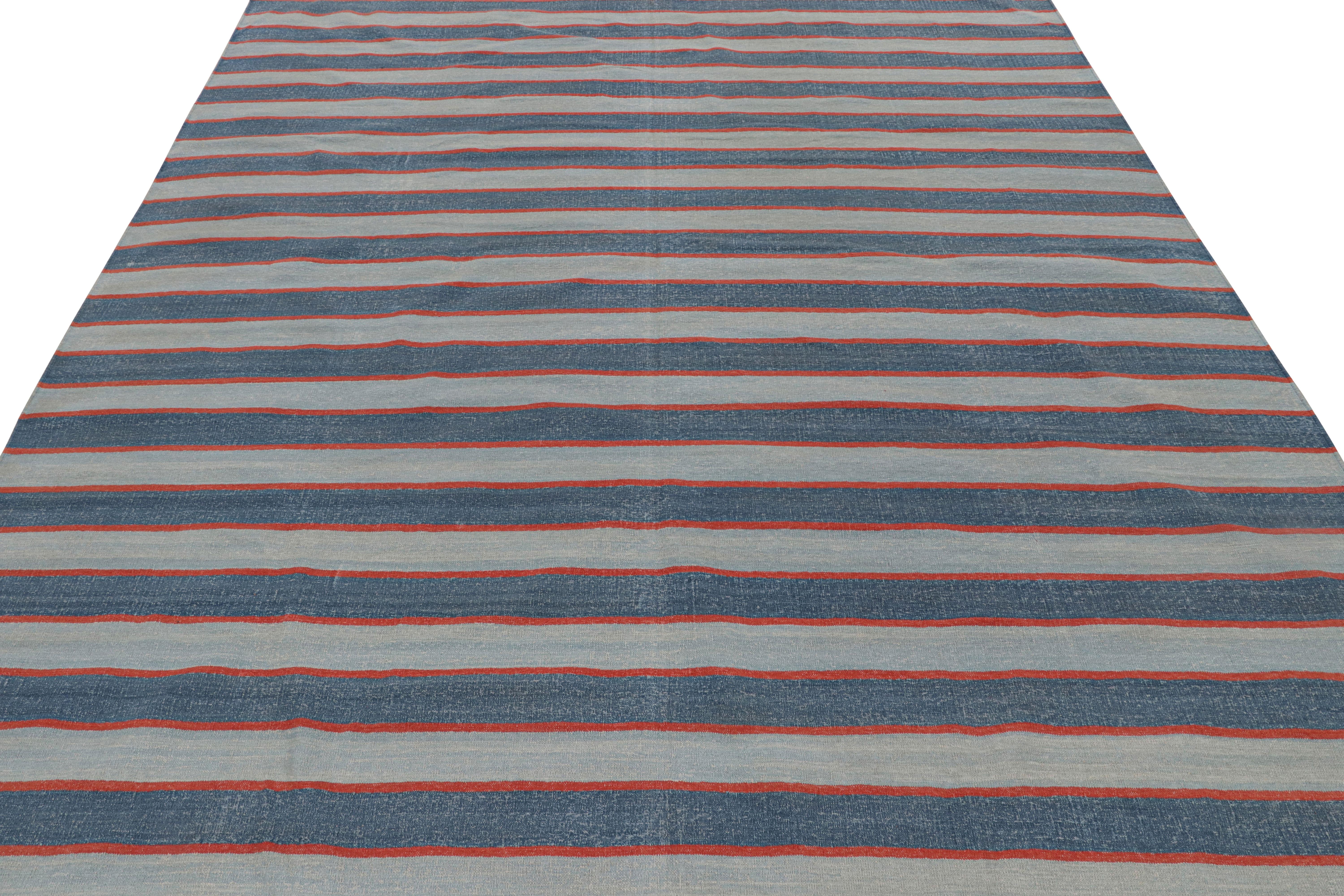 Tessuto a mano Rug & Kilim: Tappeto Dhurrie contemporaneo con strisce blu e accenti rossi in vendita