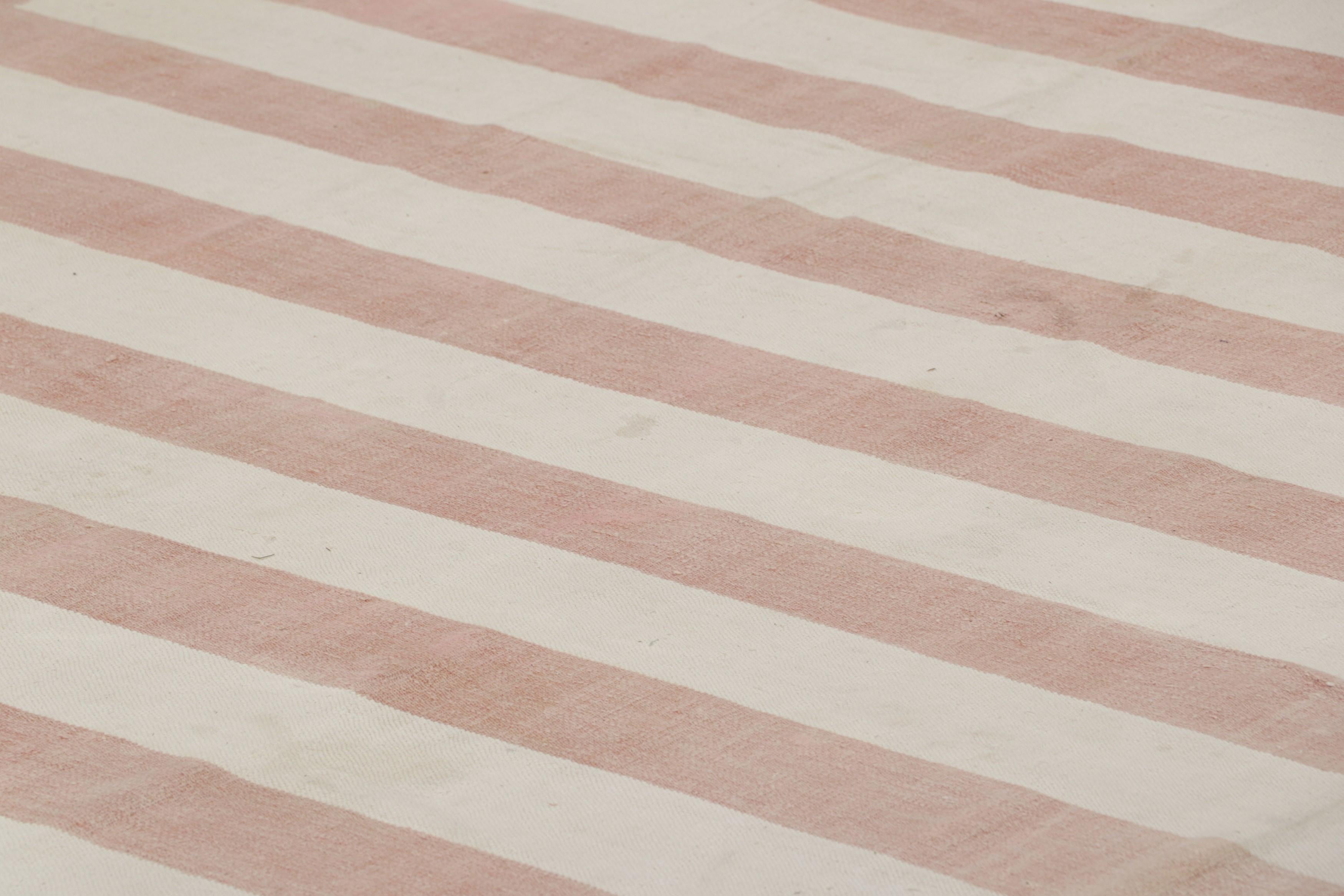 Questo contemporaneo 10x13 Dhurrie a trama piatta è un'entusiasmante novità nella stimata collezione di Rug & Kilim, che può essere personalizzata. Tessuto a mano in cotone, è una rivisitazione in chiave moderna di antiche e vintage trame piatte