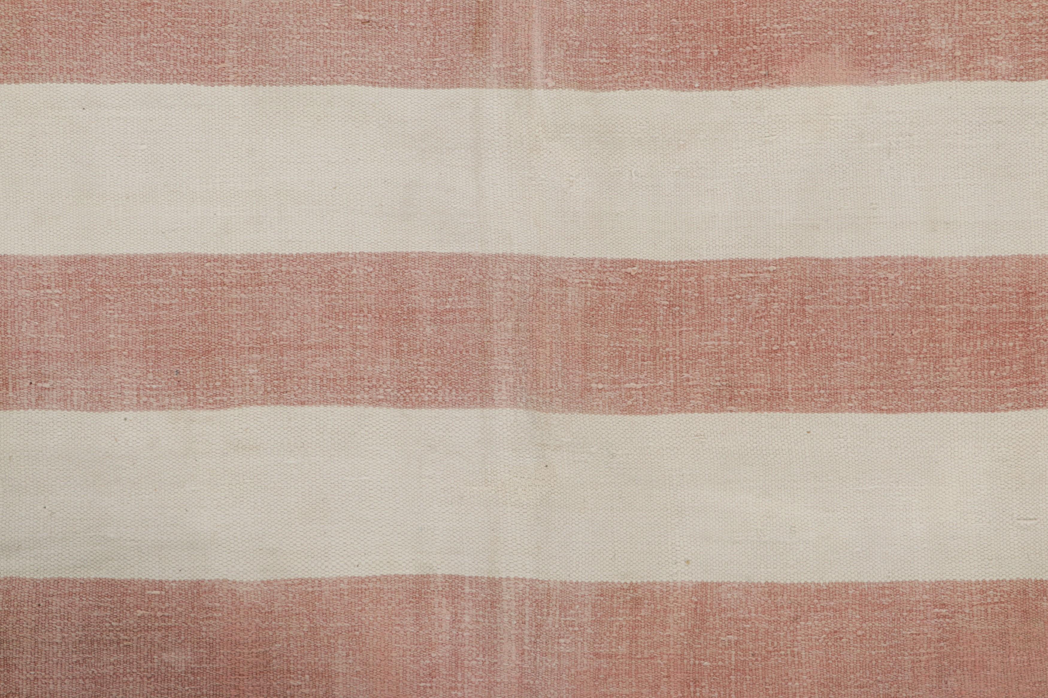 Moderno Rug & Kilim - Tappeto Dhurrie contemporaneo con strisce bianche e rosa e crema in vendita