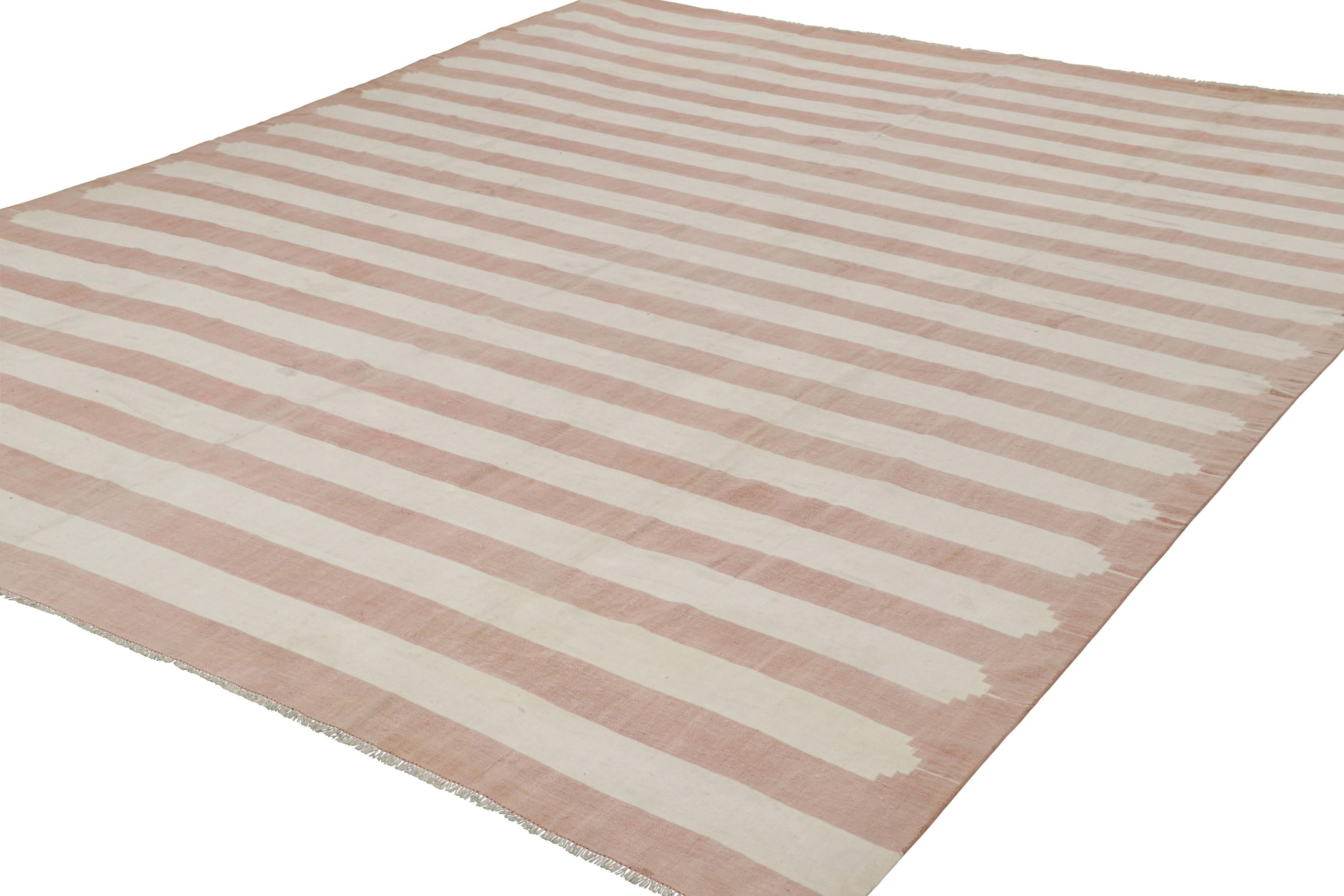 Indiano Rug & Kilim - Tappeto Dhurrie contemporaneo con strisce bianche e rosa e crema in vendita