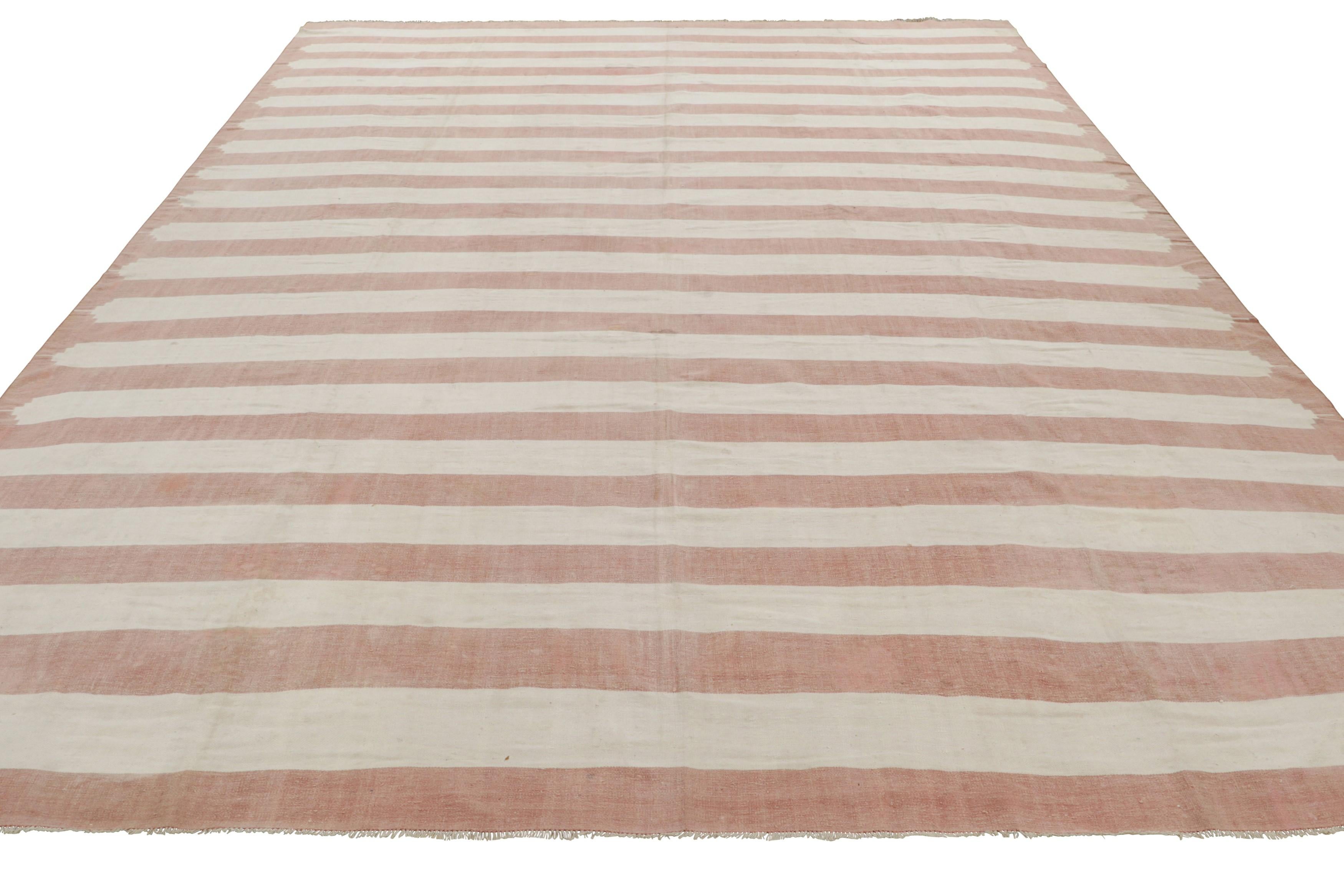 Tessuto a mano Rug & Kilim - Tappeto Dhurrie contemporaneo con strisce bianche e rosa e crema in vendita