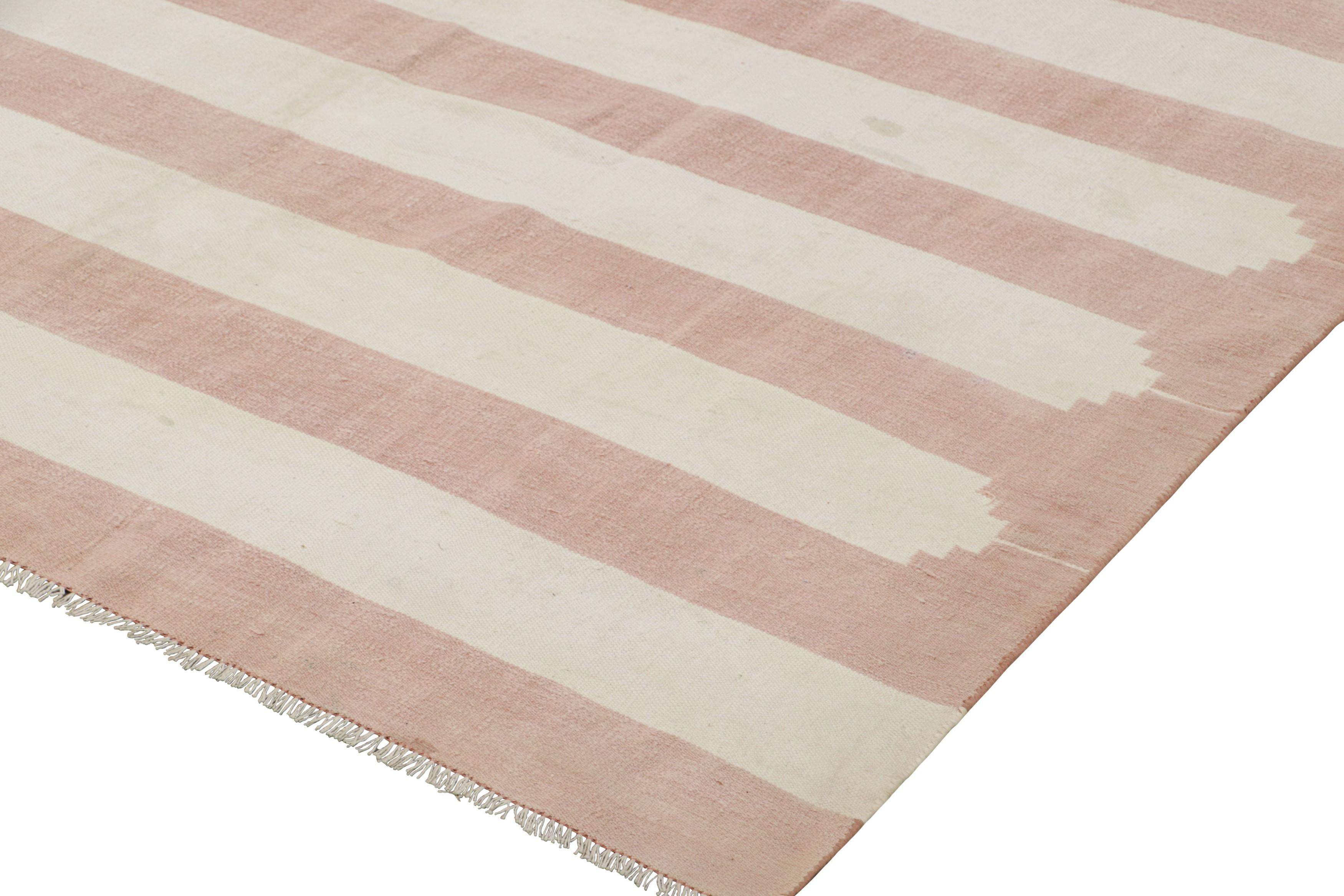 Rug & Kilim - Tappeto Dhurrie contemporaneo con strisce bianche e rosa e crema In condizioni Nuovo in vendita a Long Island City, NY