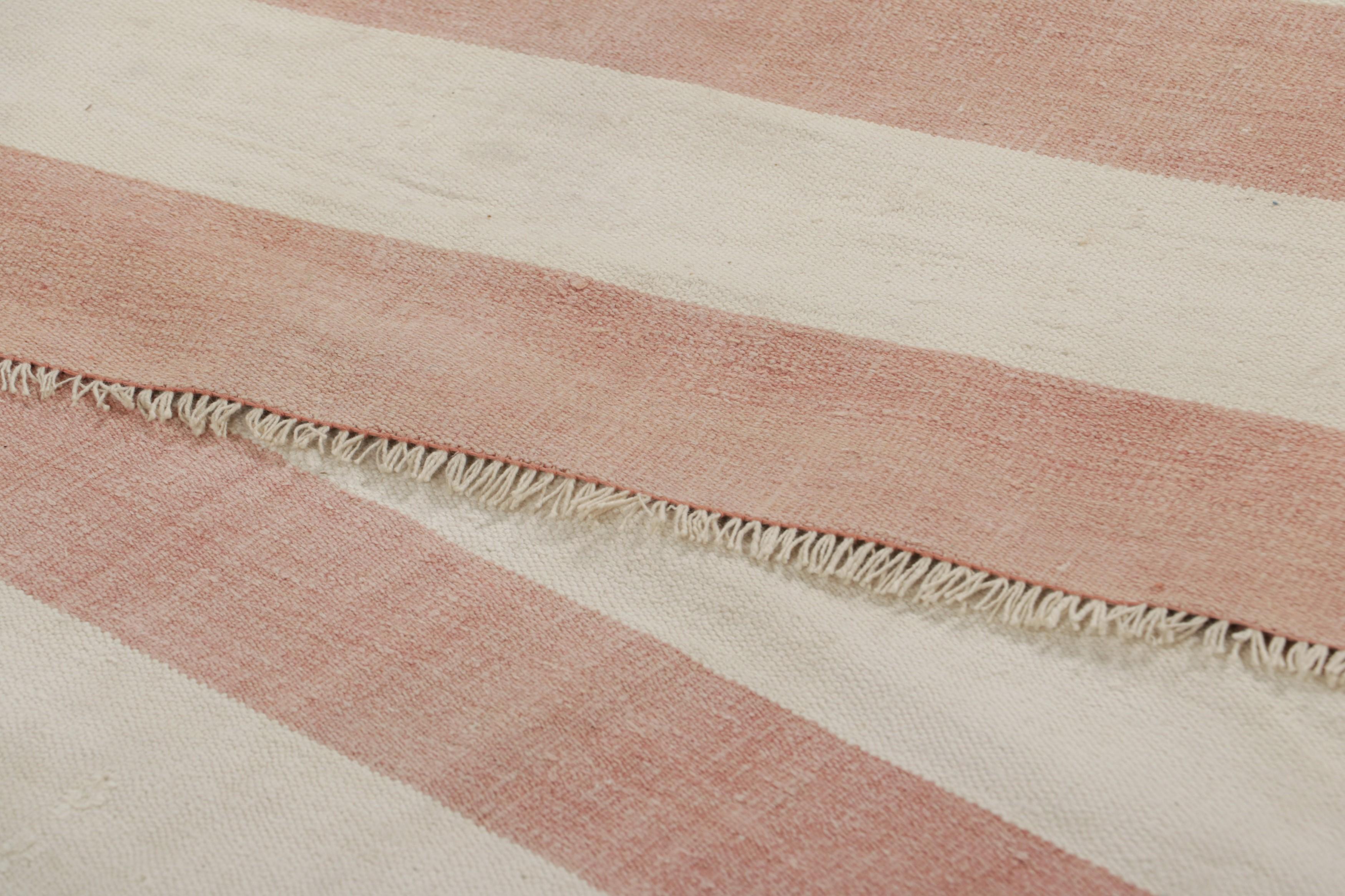 XXI secolo e contemporaneo Rug & Kilim - Tappeto Dhurrie contemporaneo con strisce bianche e rosa e crema in vendita
