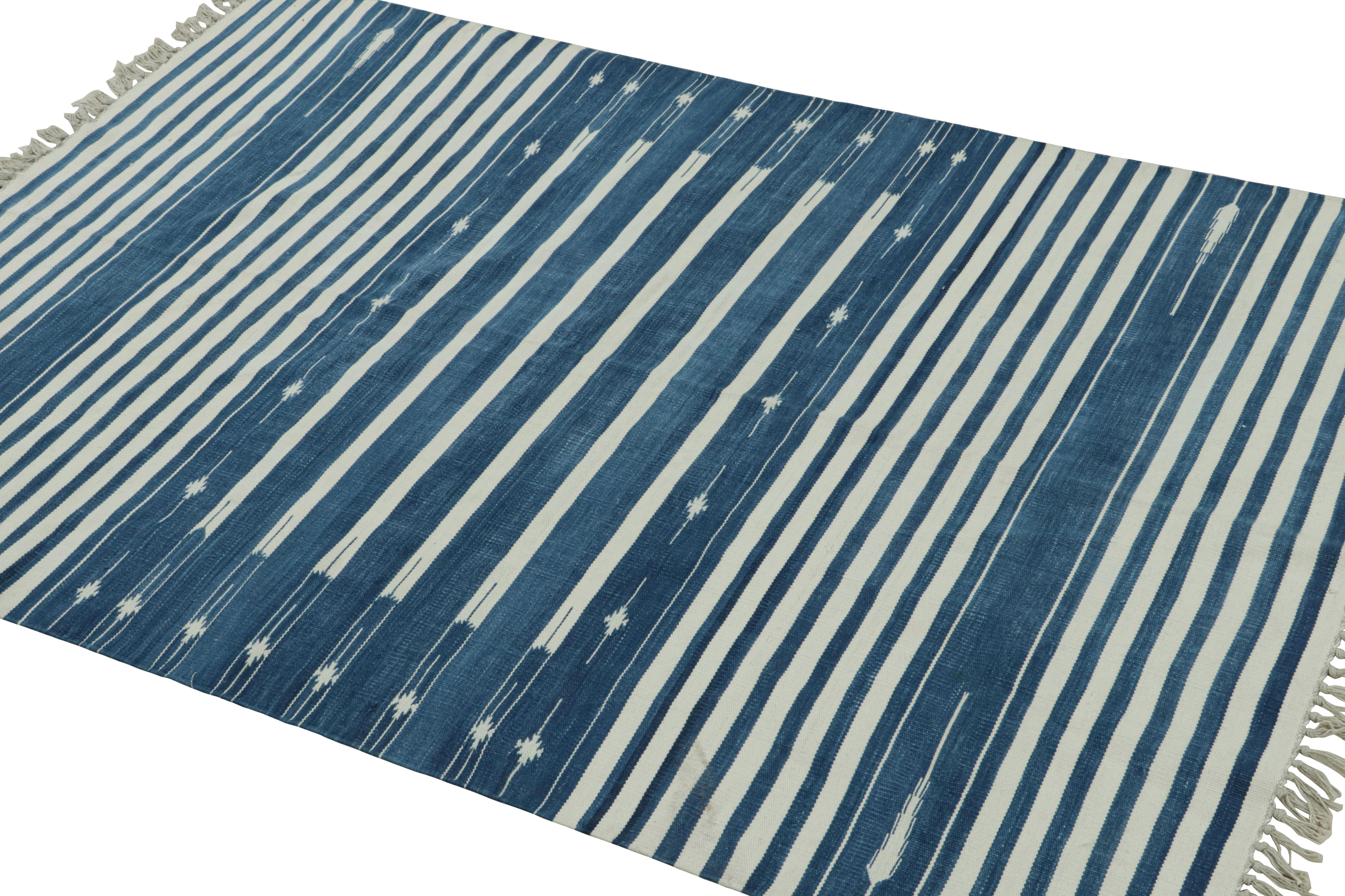 Questo contemporaneo 4×6 Dhurrie a trama piatta è un'entusiasmante novità nella stimata collezione di Rug & Kilim, che può essere personalizzata. Tessuta a mano in cotone, è una rivisitazione in chiave moderna di antiche e vintage Dhurrie a