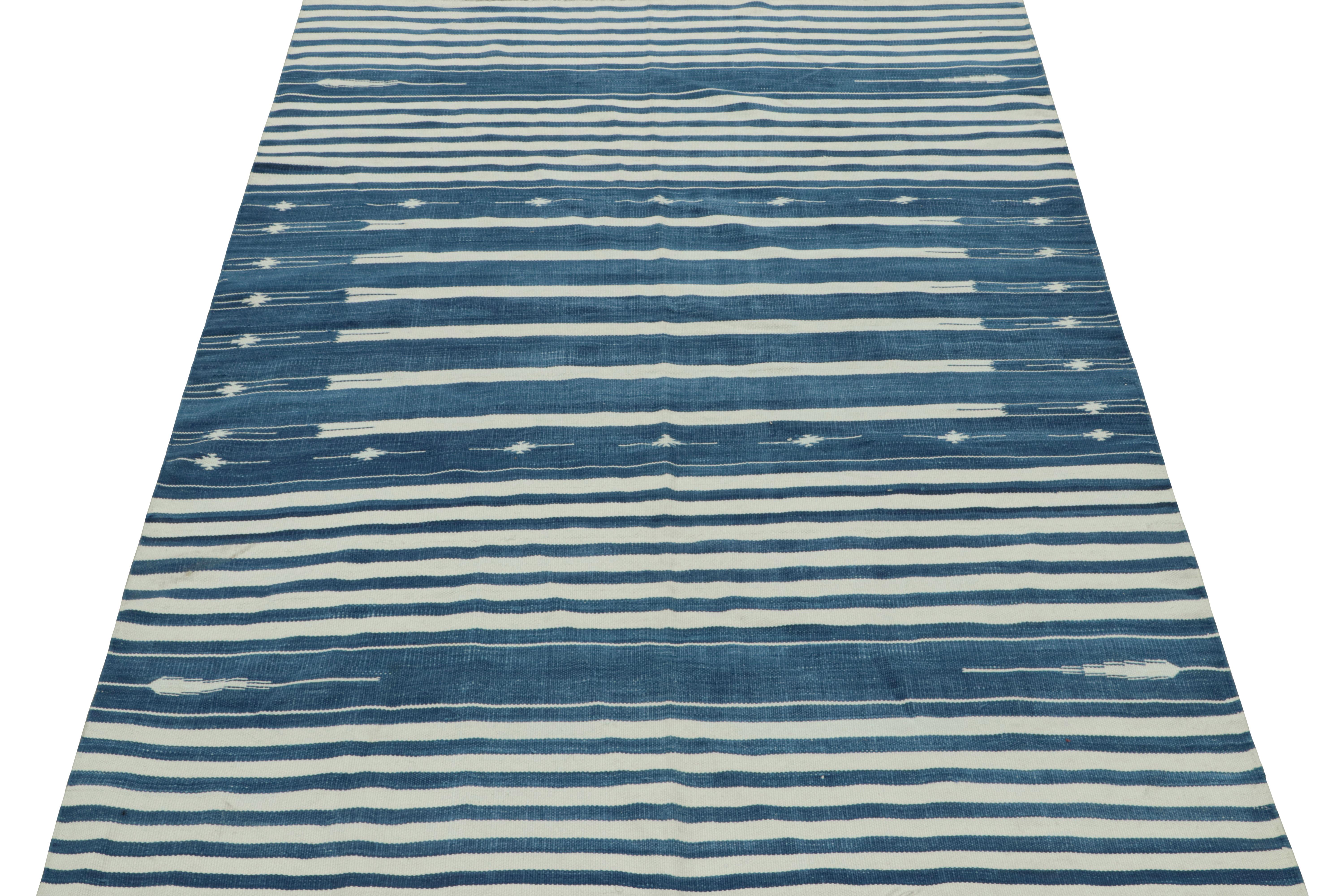 Moderno Rug & Kilim: Tappeto Dhurrie contemporaneo con strisce bianche e blu in vendita