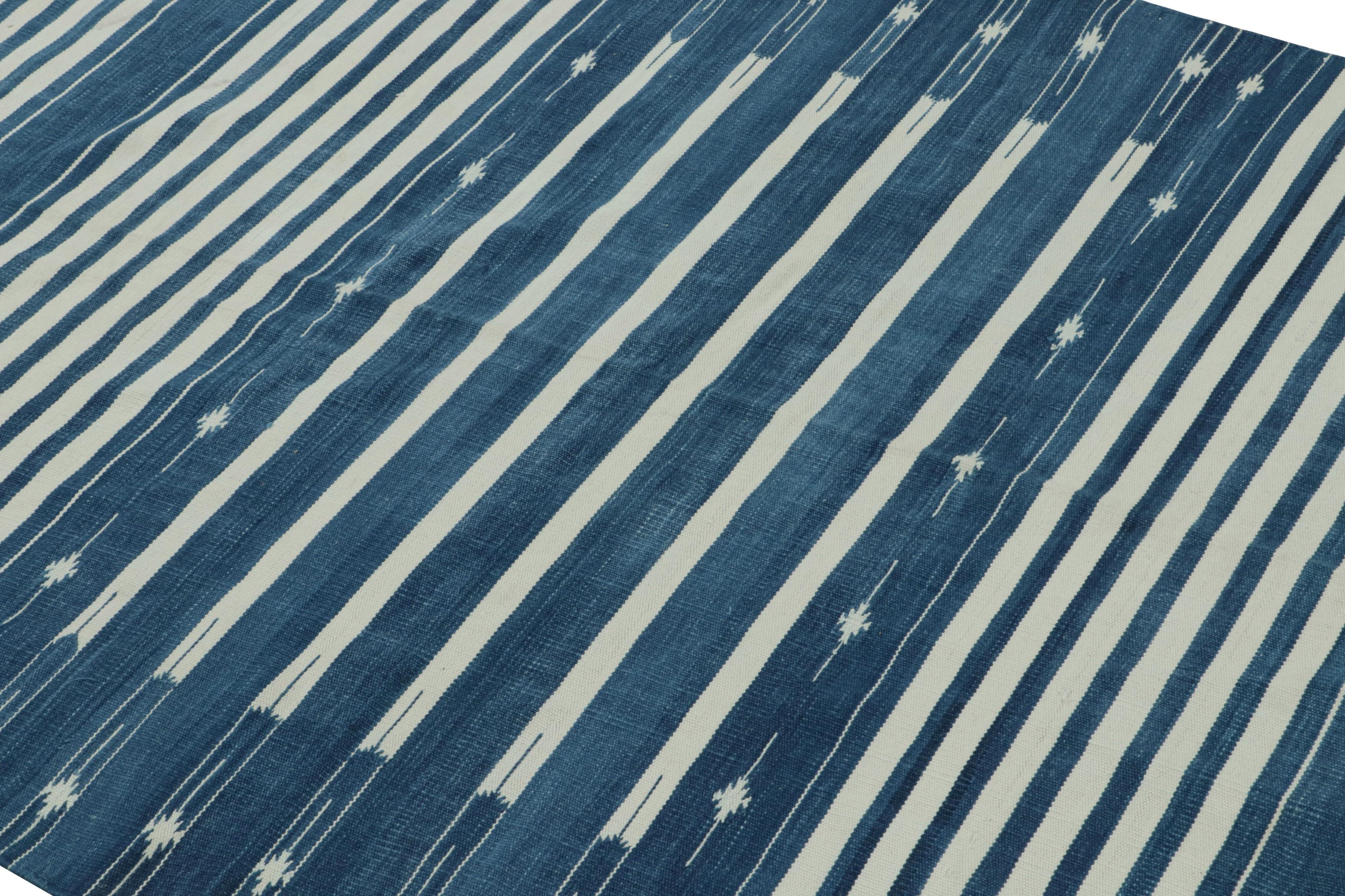 Indiano Rug & Kilim: Tappeto Dhurrie contemporaneo con strisce bianche e blu in vendita