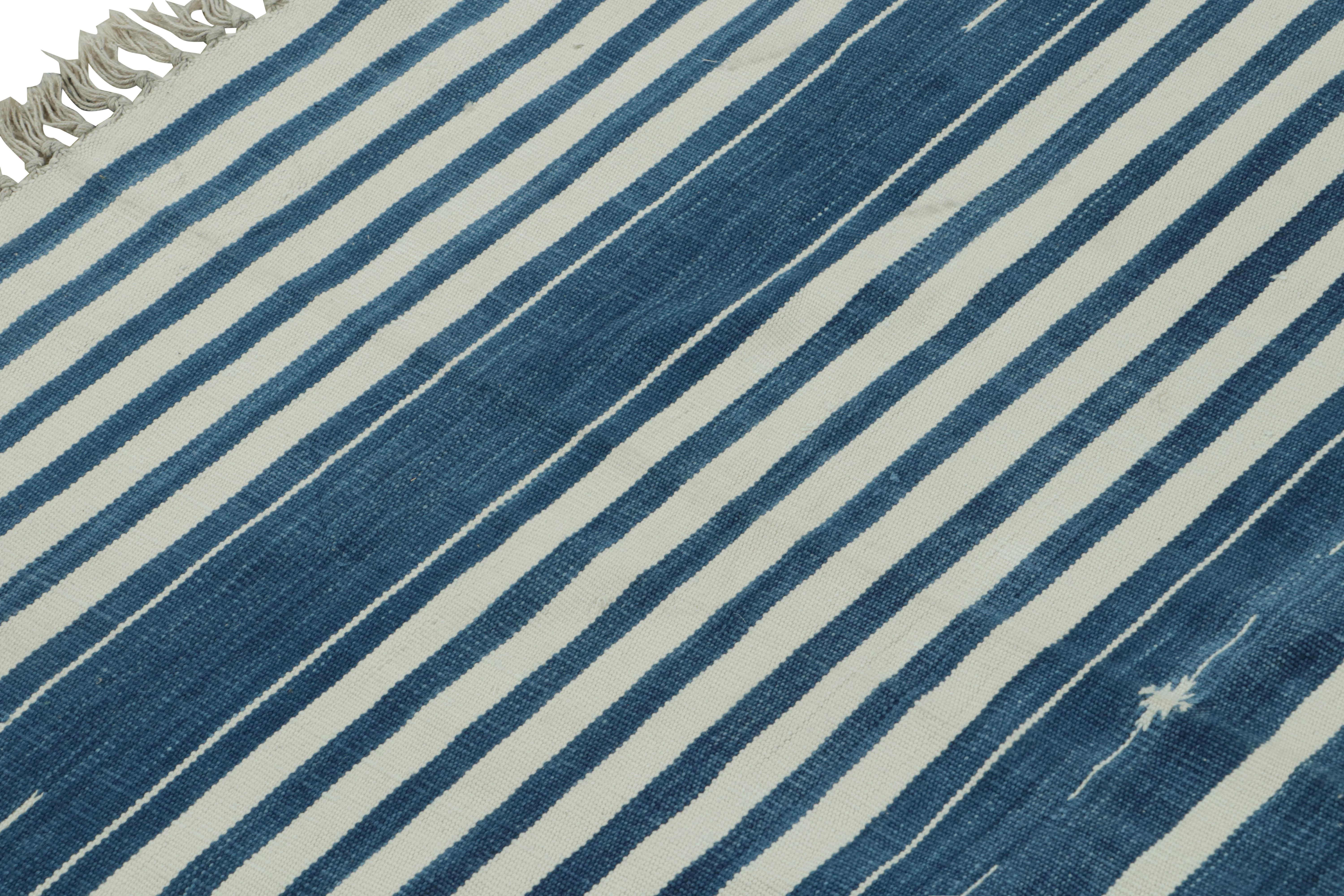 Tessuto a mano Rug & Kilim: Tappeto Dhurrie contemporaneo con strisce bianche e blu in vendita